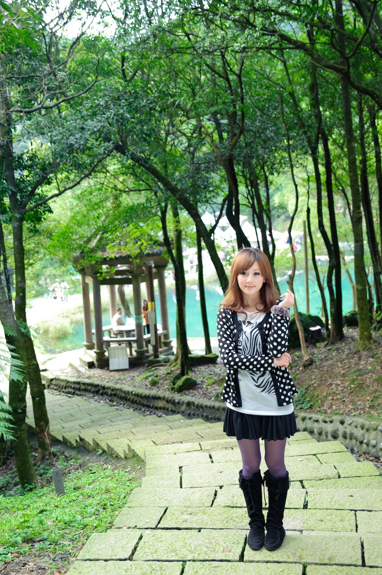 台湾女神果子MM《新山夢湖外拍》_第4张