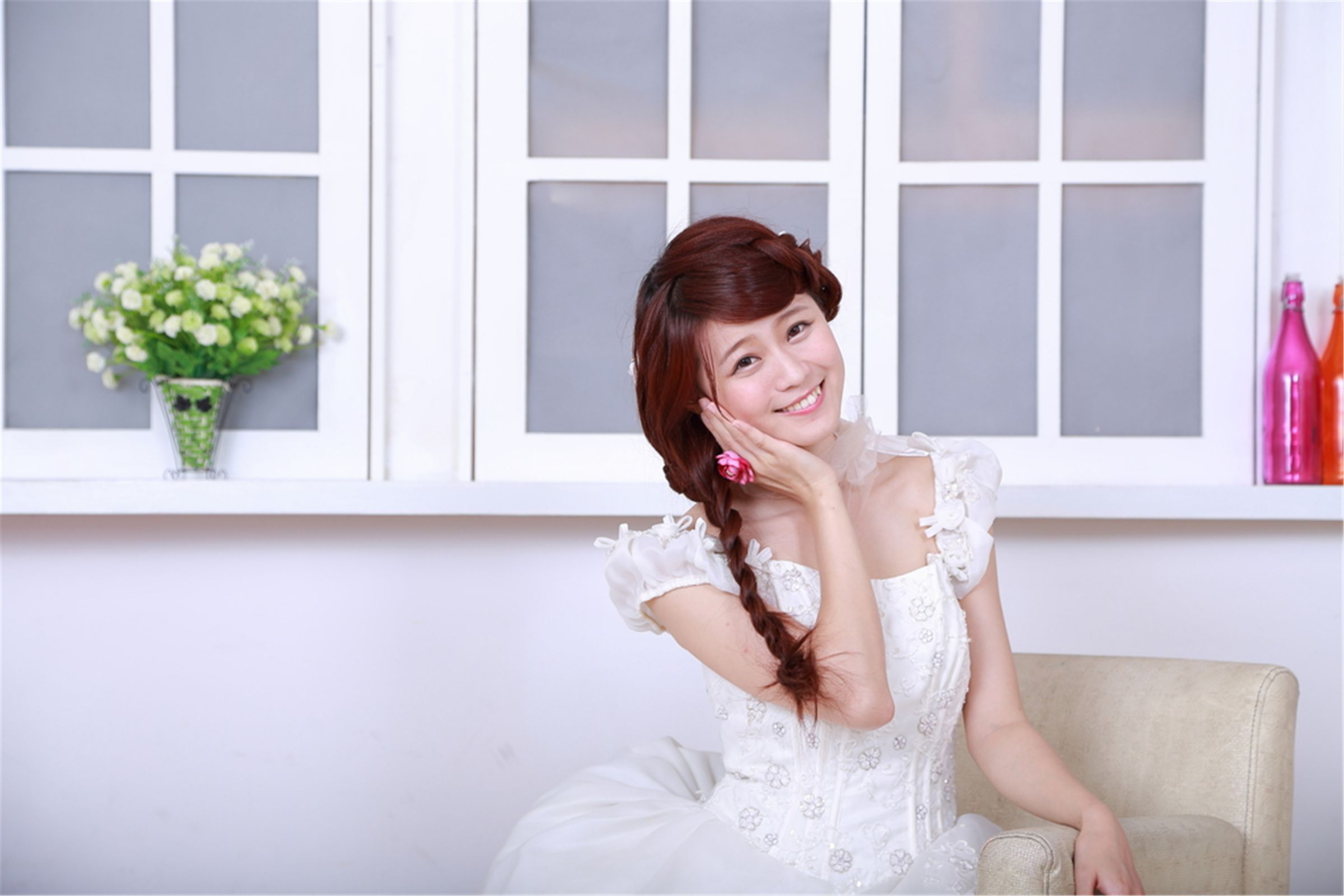 台湾清纯妹子白白/李依璇《机电系女孩婚纱棚拍》_第1张