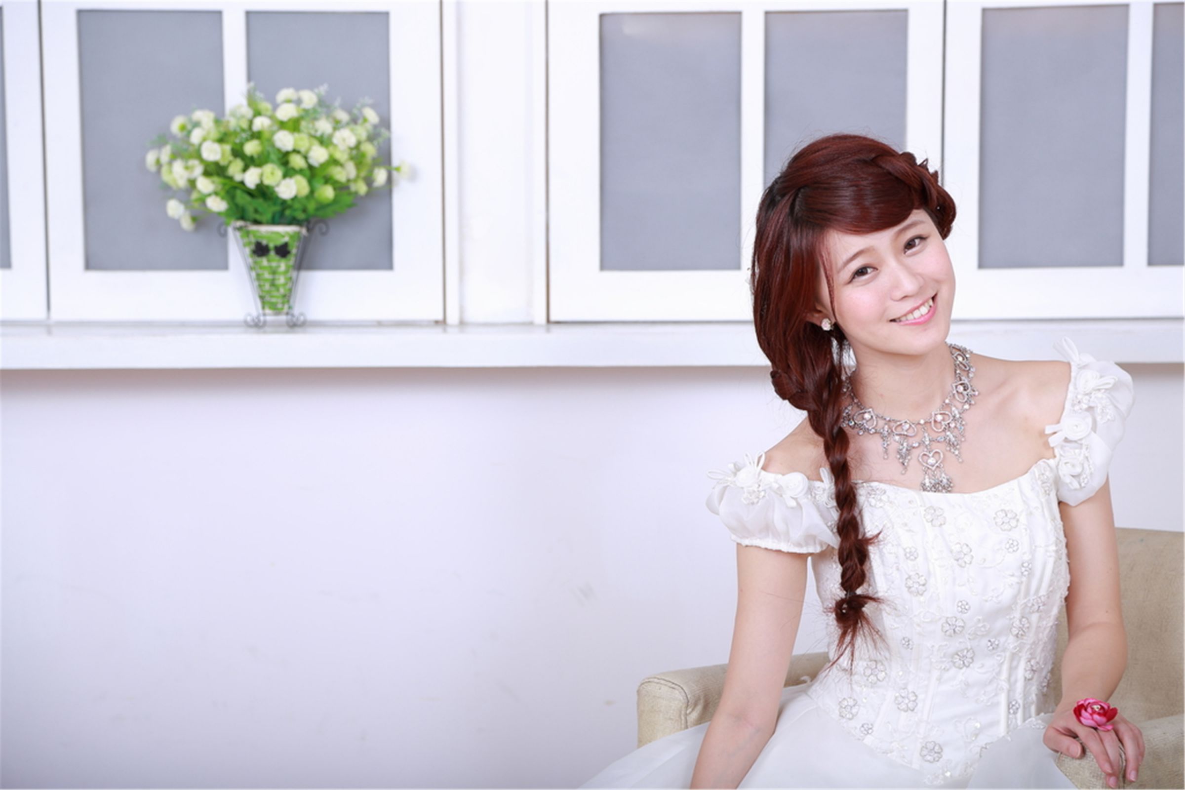 台湾清纯妹子白白/李依璇《机电系女孩婚纱棚拍》_第2张