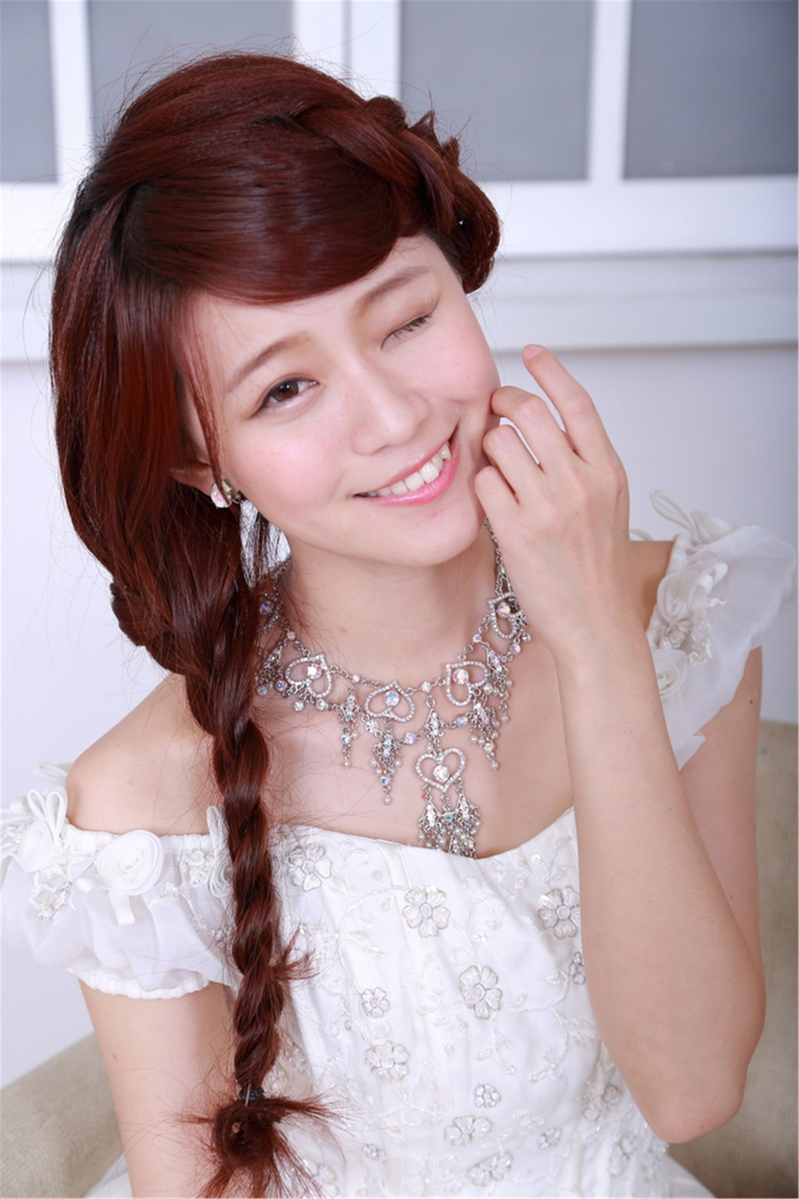 台湾清纯妹子白白/李依璇《机电系女孩婚纱棚拍》_第3张