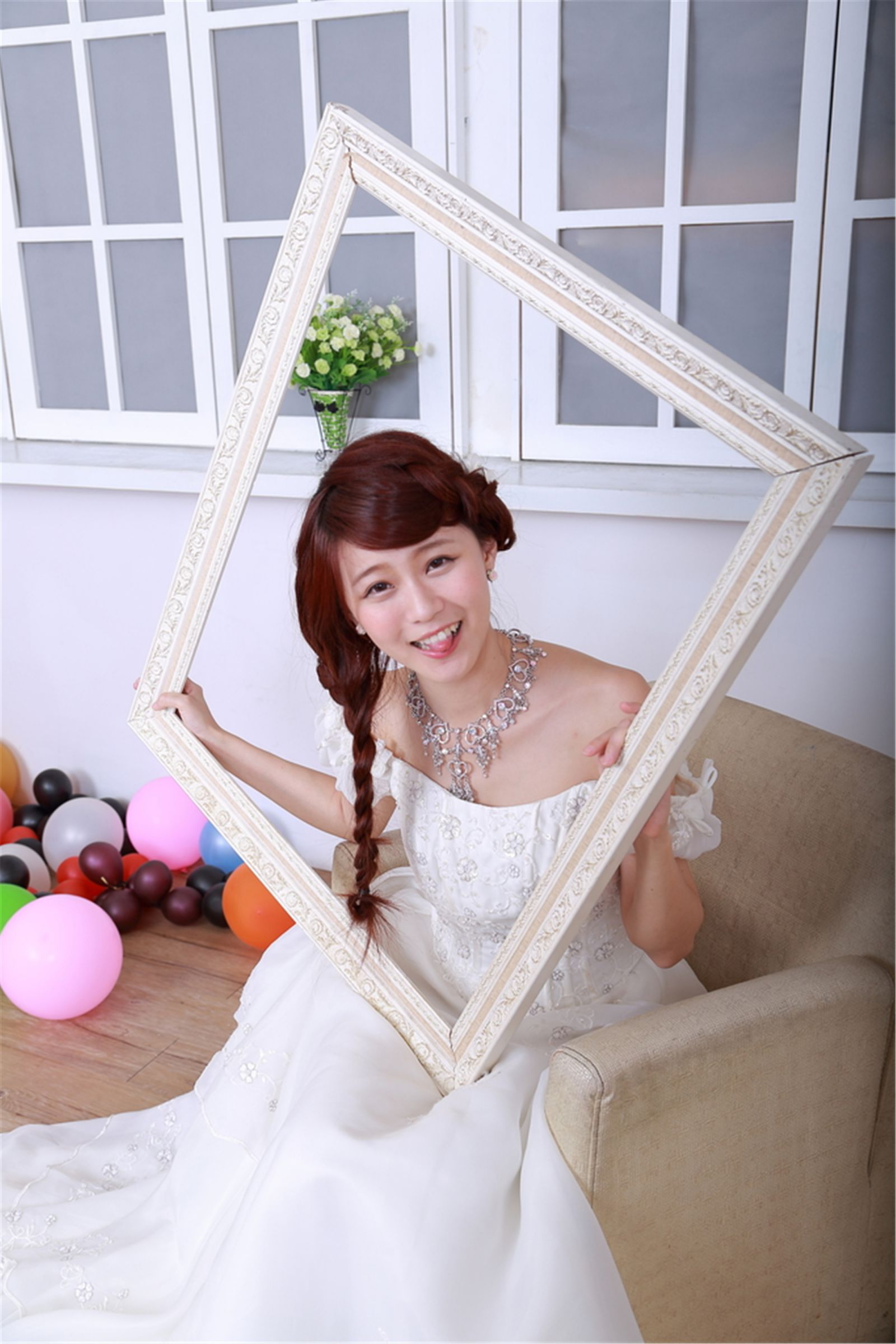 台湾清纯妹子白白/李依璇《机电系女孩婚纱棚拍》_第4张