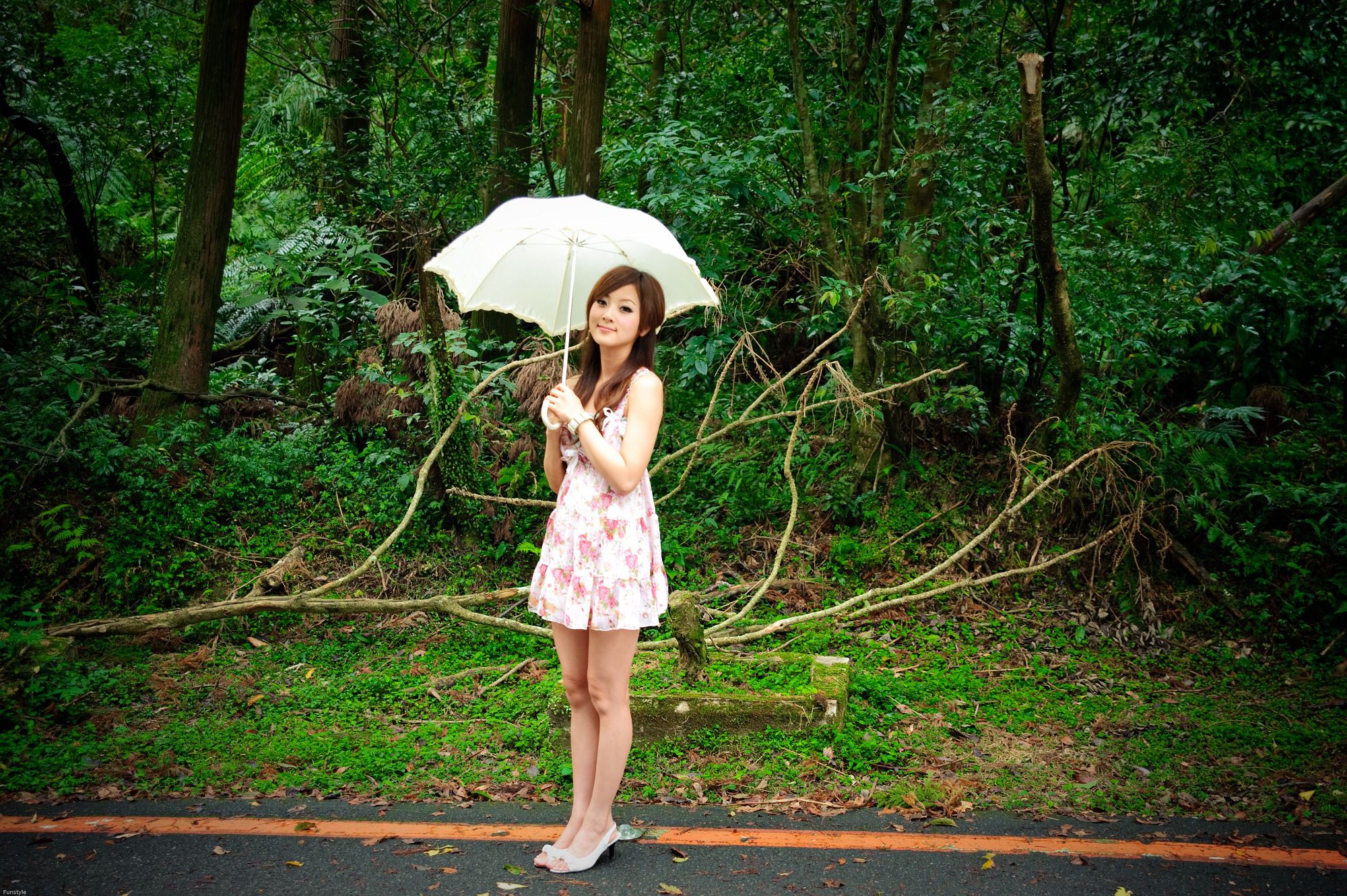 果子MM/Mikako《白色圓舞曲 + 黑色執念》外拍_第2张