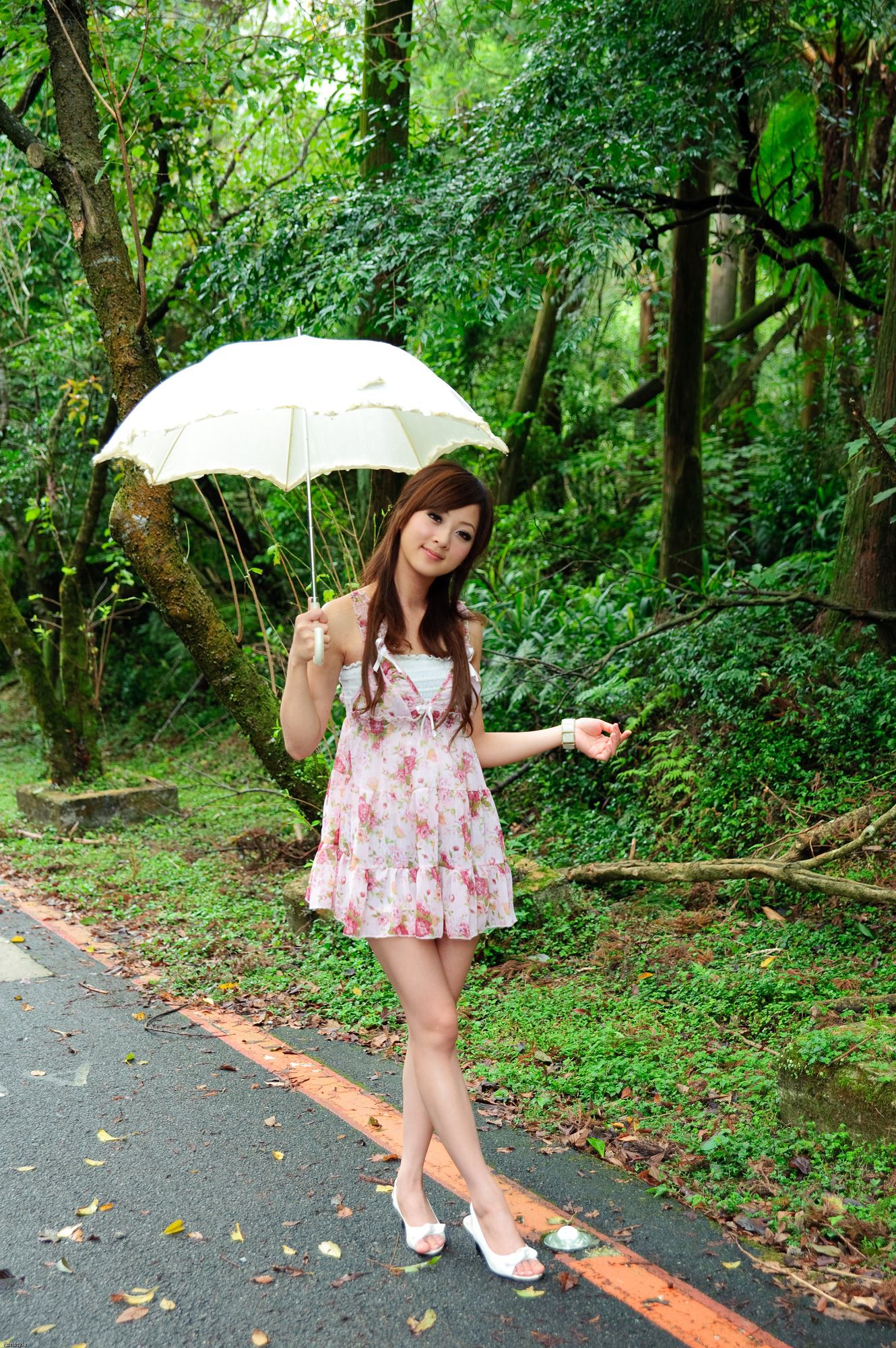 果子MM/Mikako《白色圓舞曲 + 黑色執念》外拍_第3张