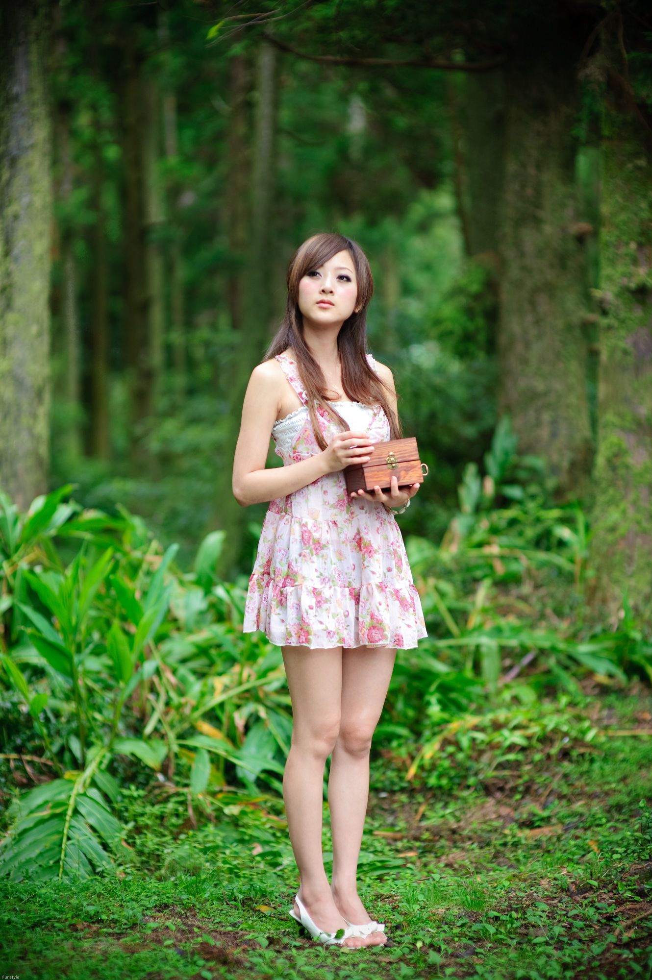 果子MM/Mikako《白色圓舞曲 + 黑色執念》外拍_第4张