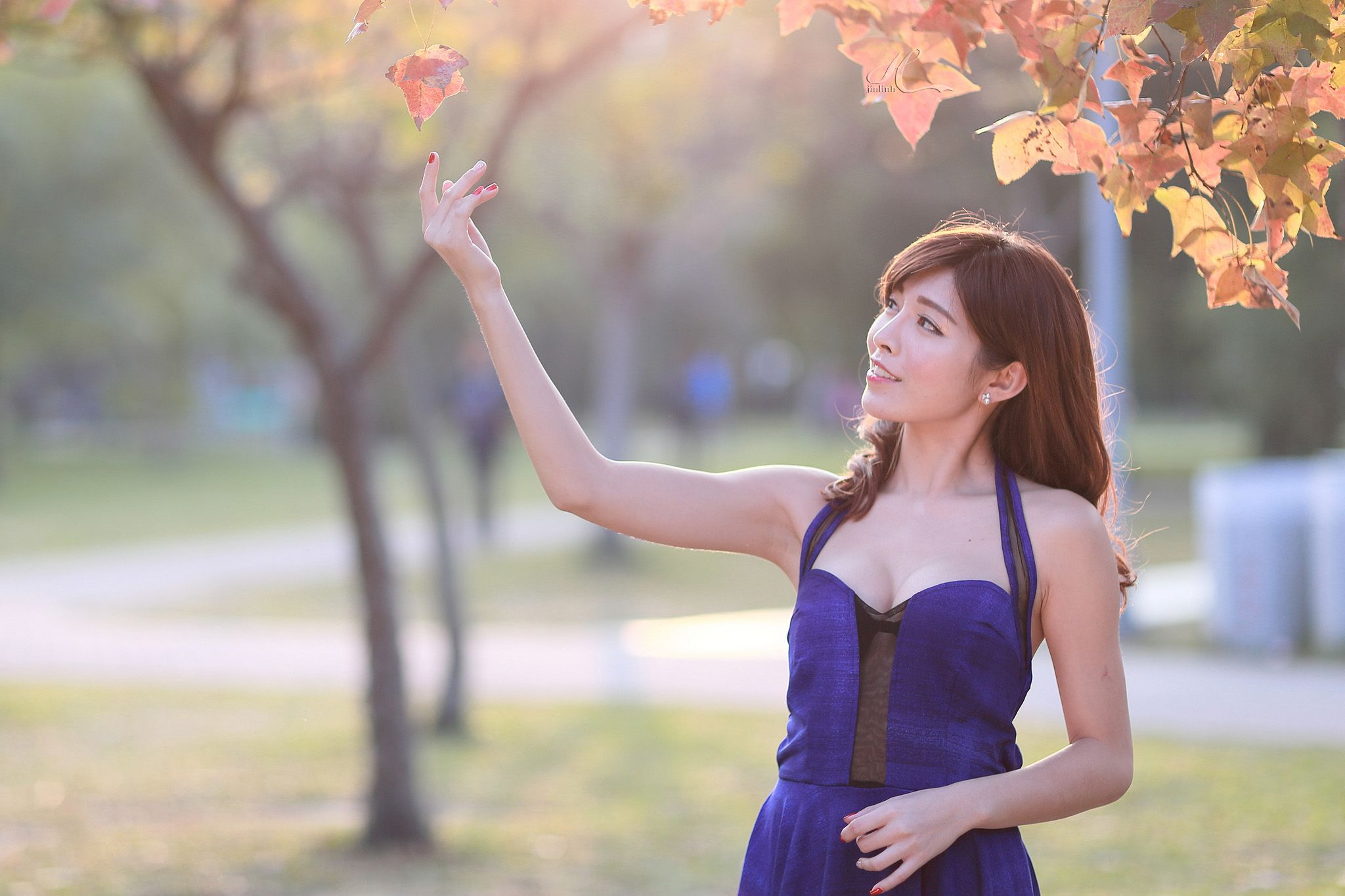 冰山美人廖坎蒂《初夏公园外拍》_第2张