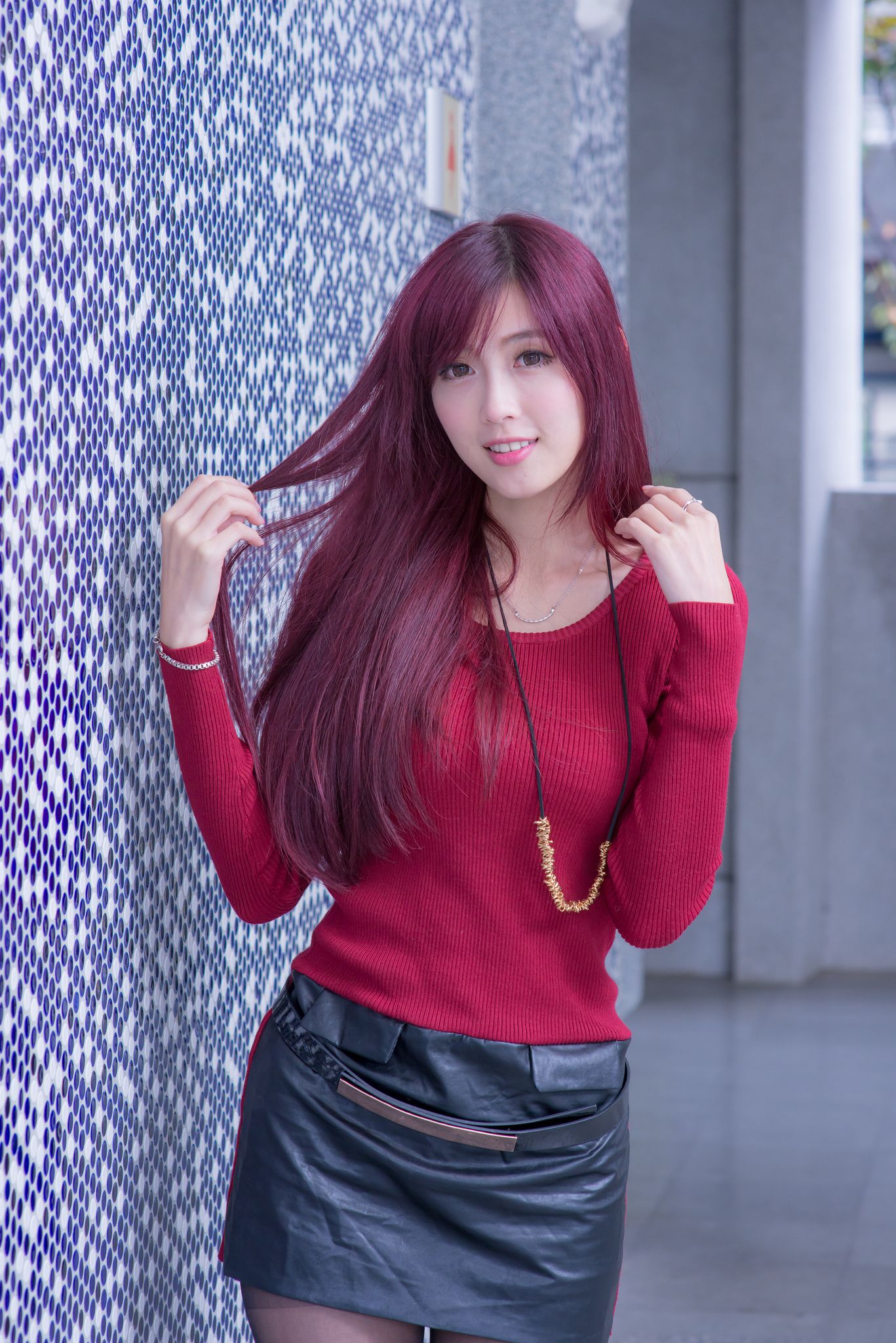 金允乔/Kila晶晶《黑丝套裙街拍》_第1张