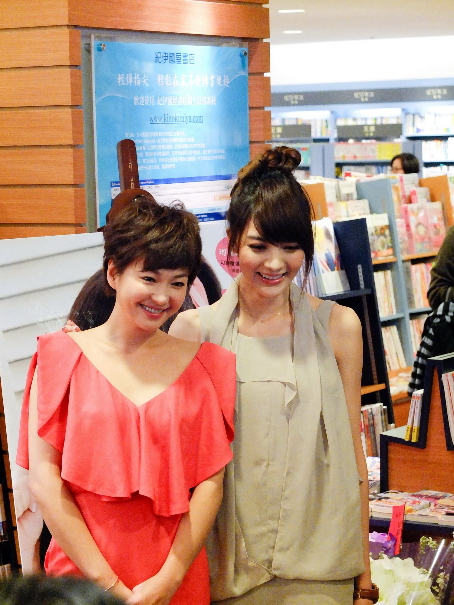 果子MM/张允霏《妝漂亮 簽書會》高清活动图片_第2张