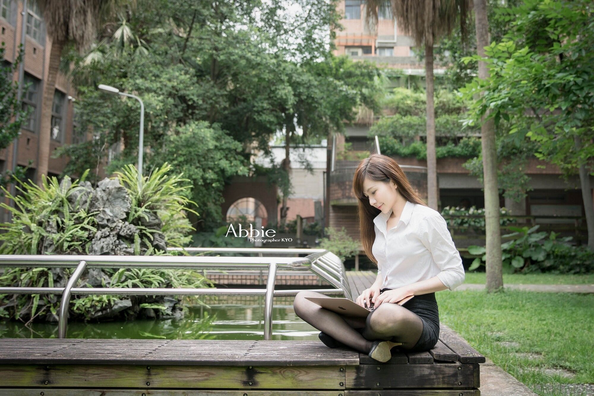 [台湾正妹] 邱艾比Abbie 黑丝OL内衣赏_第1张