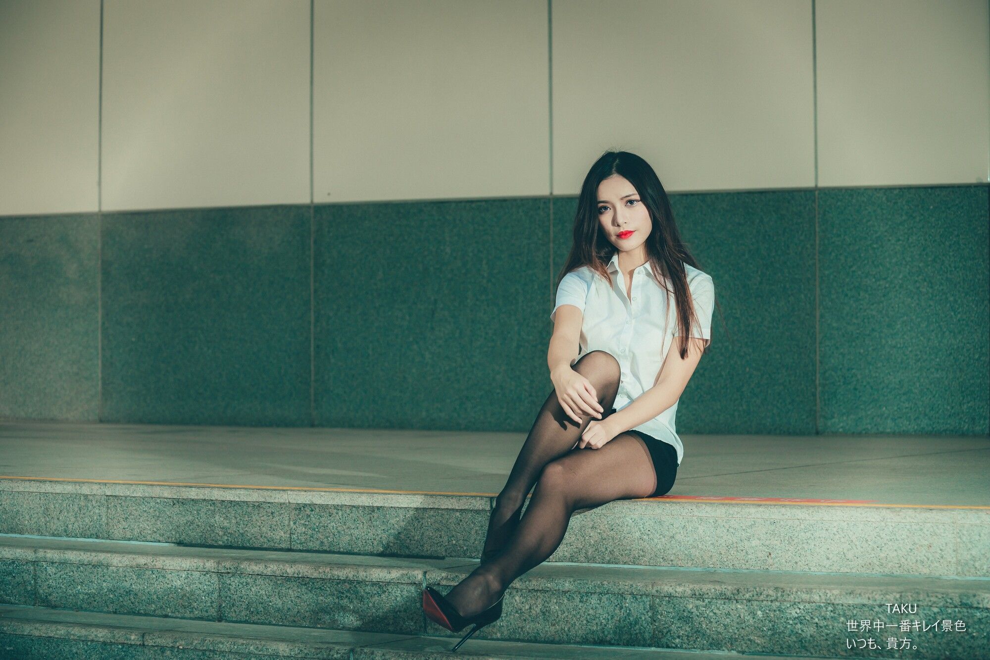 [台湾网红美女] 黄书庭 OL黑絲外拍_第4张