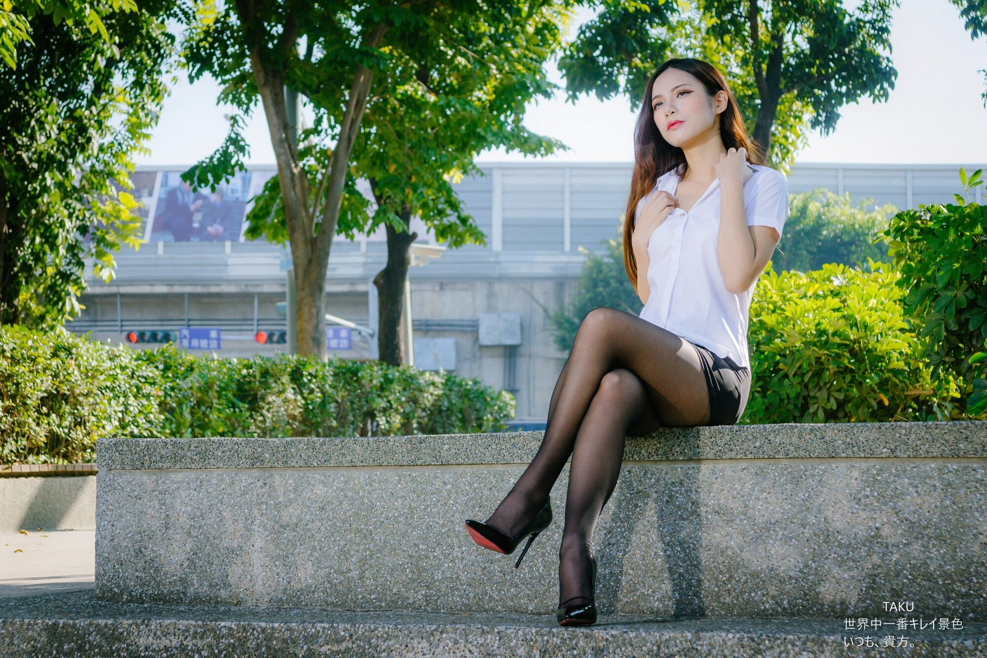 [台湾网红美女] 黄书庭 OL黑絲外拍_第5张