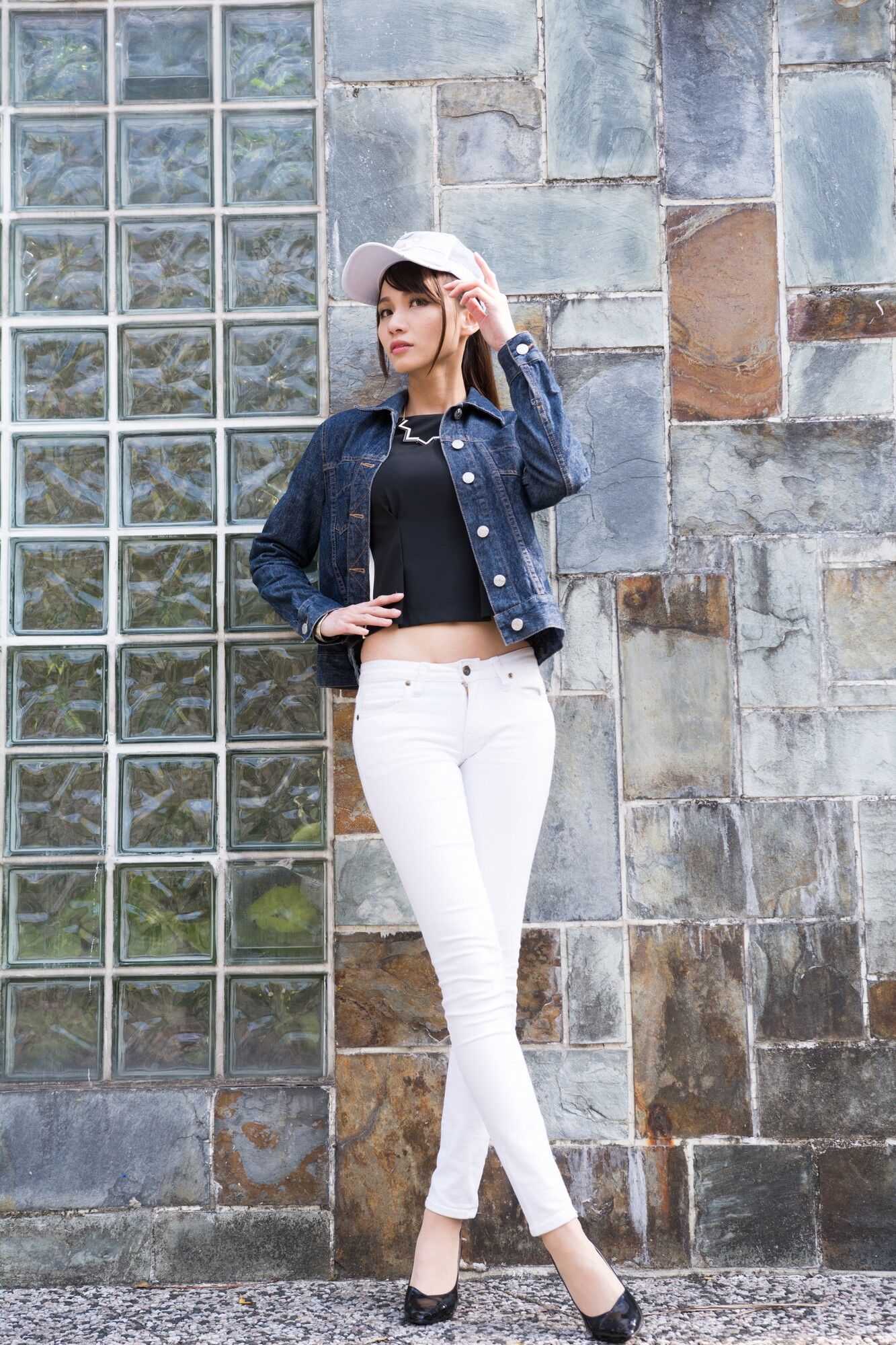 [台湾网红美女] 蔡译心《信義區周邊》 牛仔+紧身裤_第1张