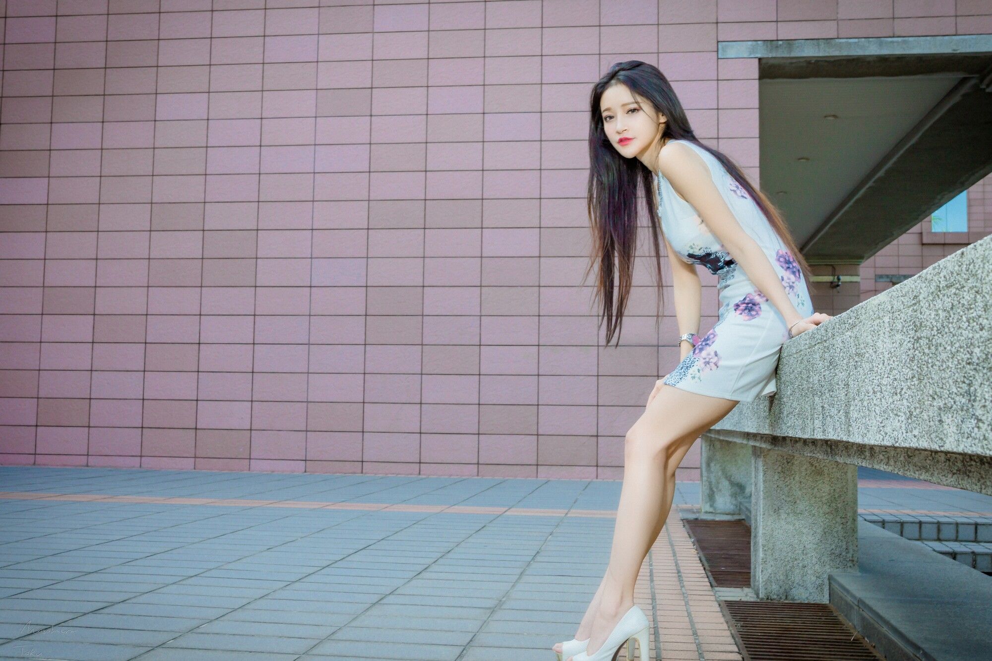 [台湾网红美女] 詹艾葳Avril《黑白双色女神街拍》_第2张