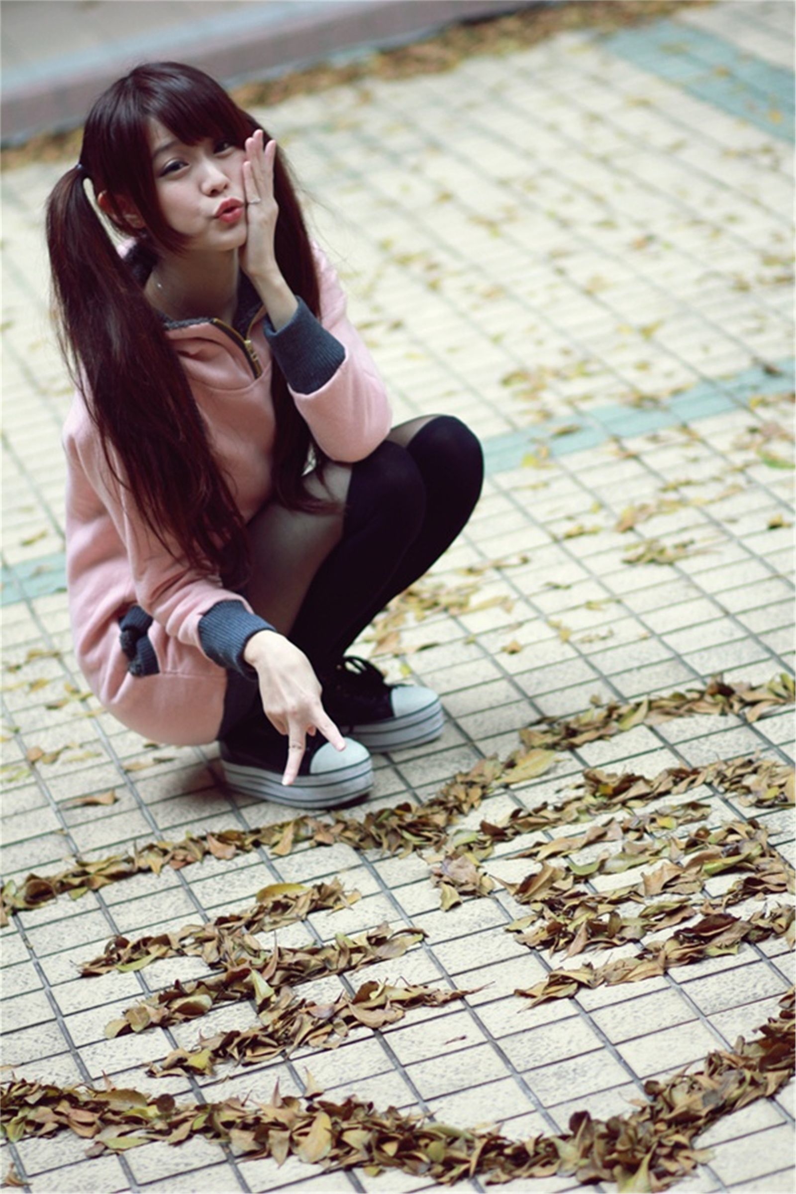 [台湾正妹] 邱俞瑄(渔瑄)+白白《校园卖萌外拍》_第2张