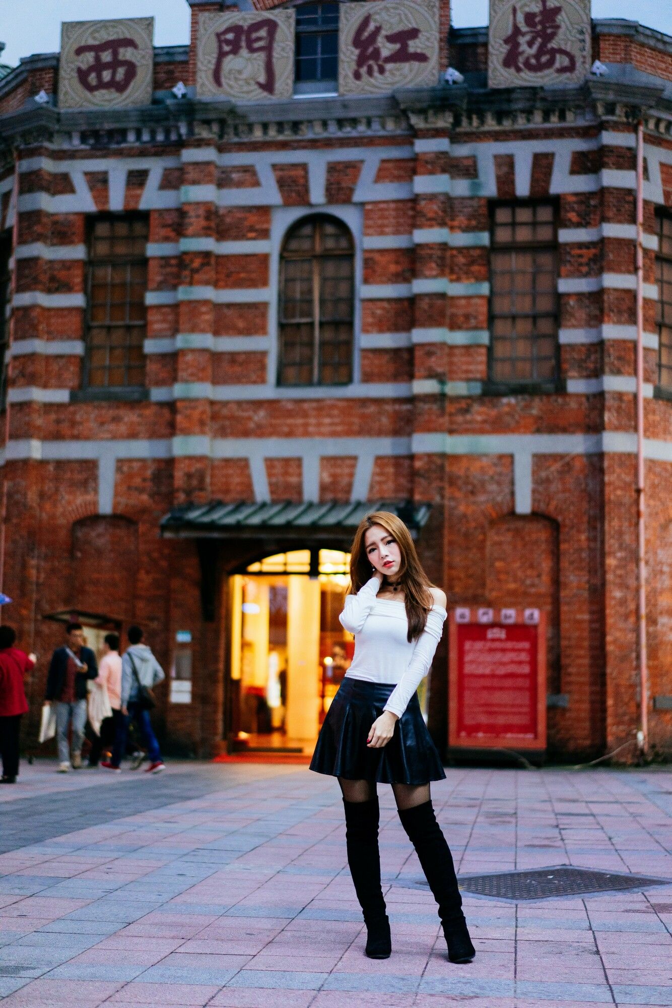 [台湾正妹] Dora周盈欣 街拍长靴黑丝皮裙_第2张