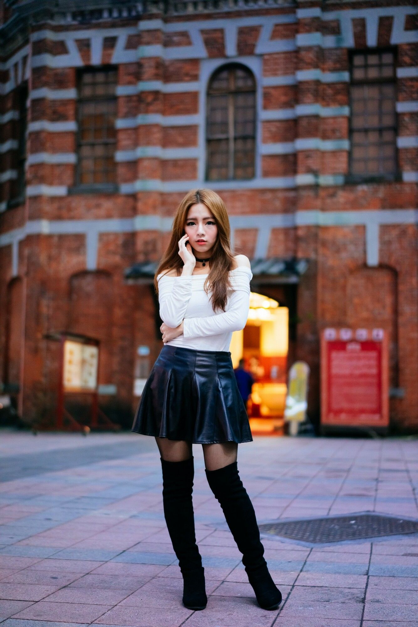 [台湾正妹] Dora周盈欣 街拍长靴黑丝皮裙_第3张