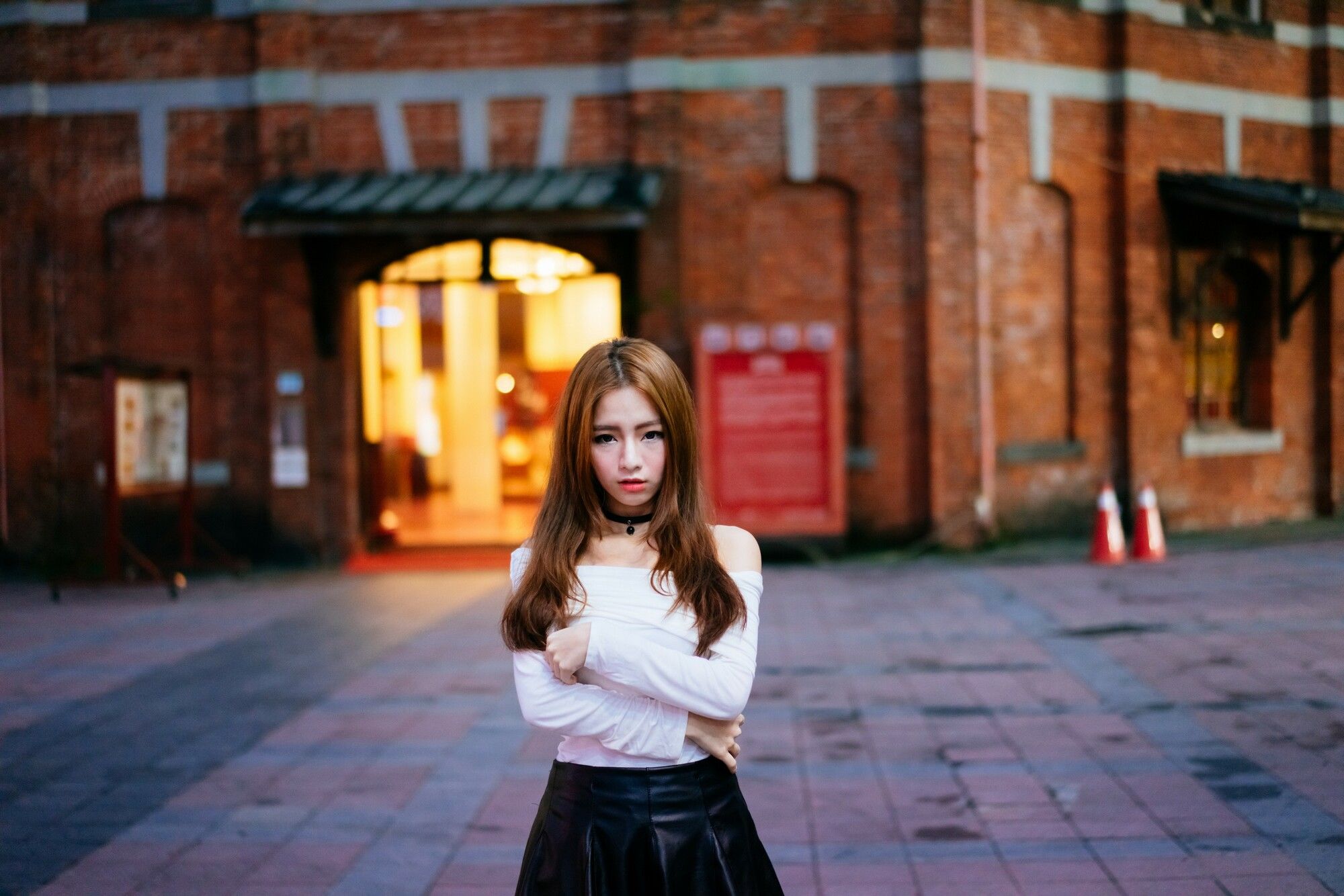 [台湾正妹] Dora周盈欣 街拍长靴黑丝皮裙_第4张