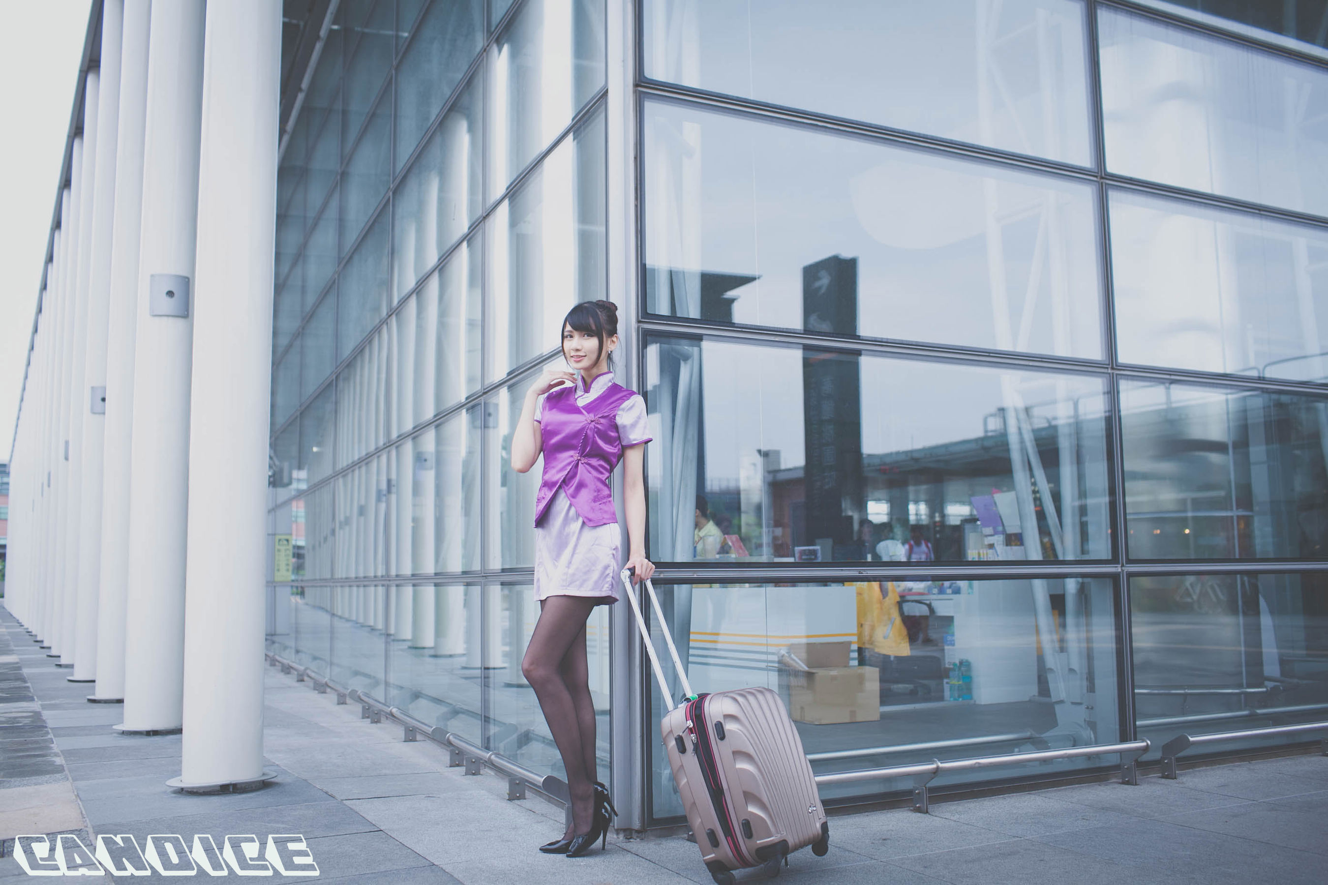 [台湾正妹] 蔡译心Candice《空姐黑丝街拍》_第1张