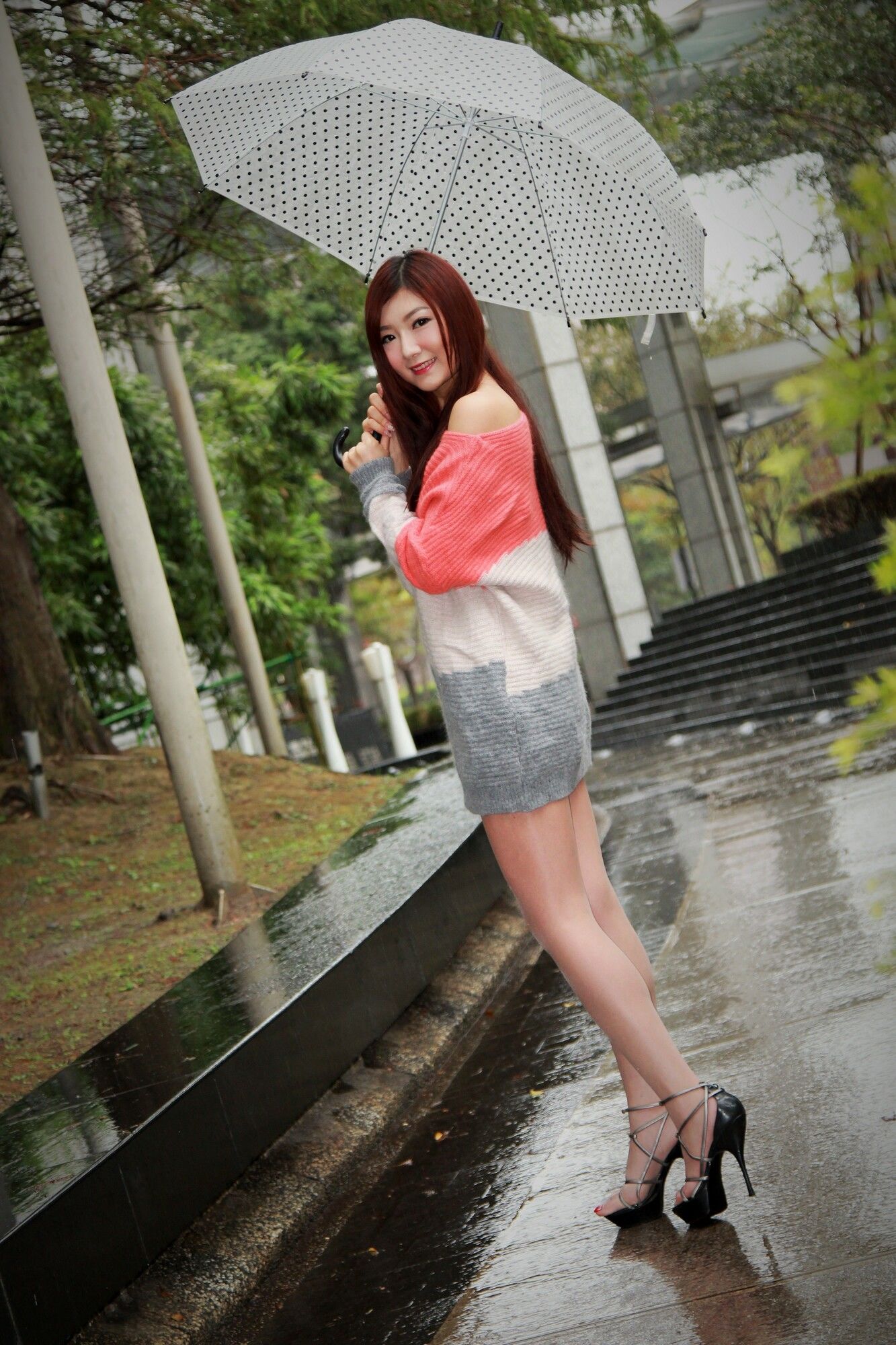 [台湾正妹] Michelle小羽《信義區外拍2套服装》_第3张