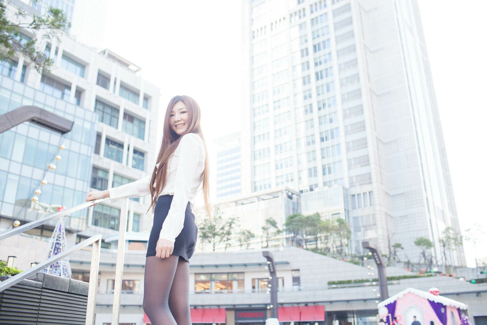 [台湾嫩模] Michelle小羽/谢馥羽《信義區街拍黑丝OL系列》_第3张