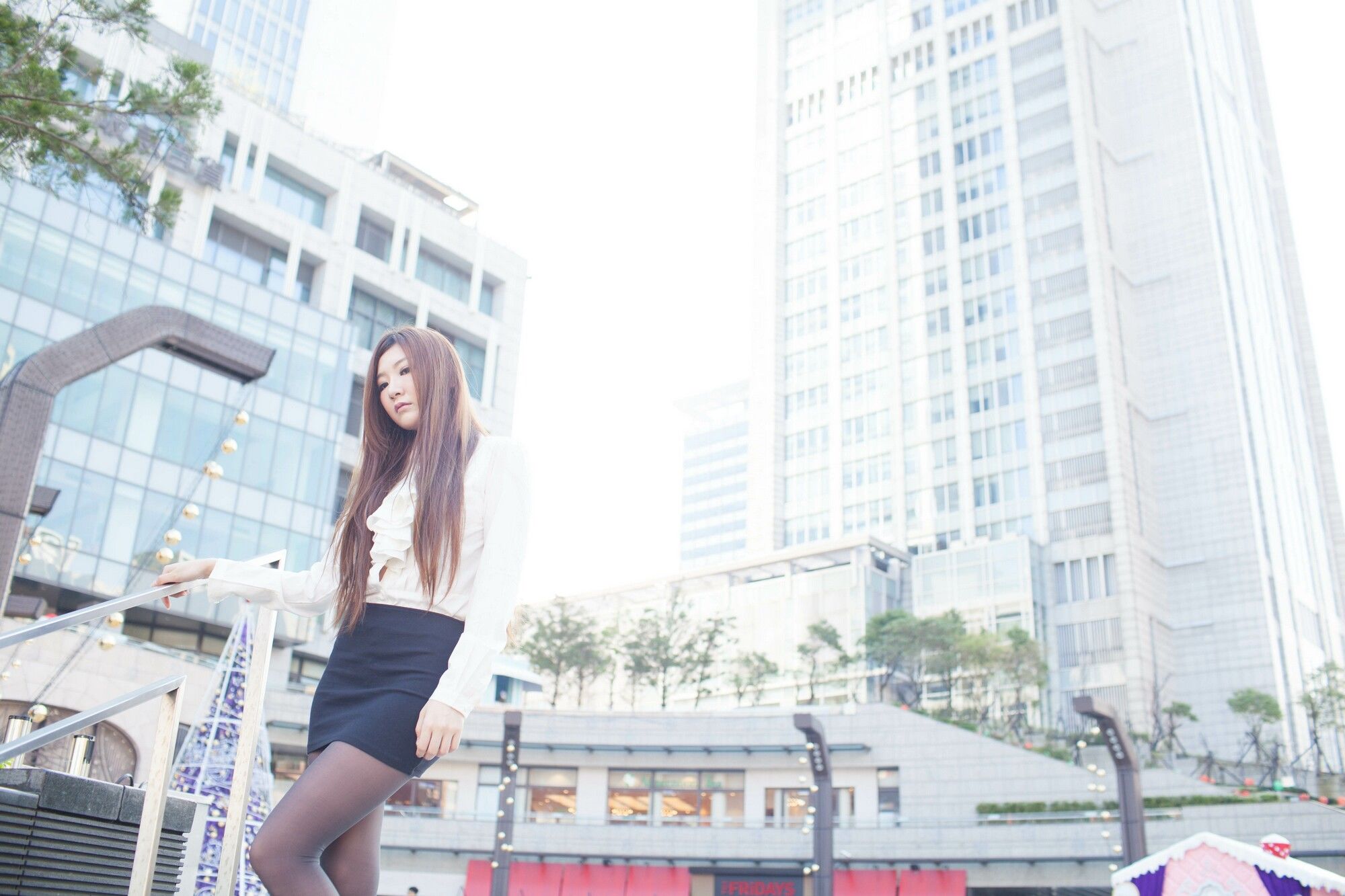 [台湾嫩模] Michelle小羽/谢馥羽《信義區街拍黑丝OL系列》_第4张