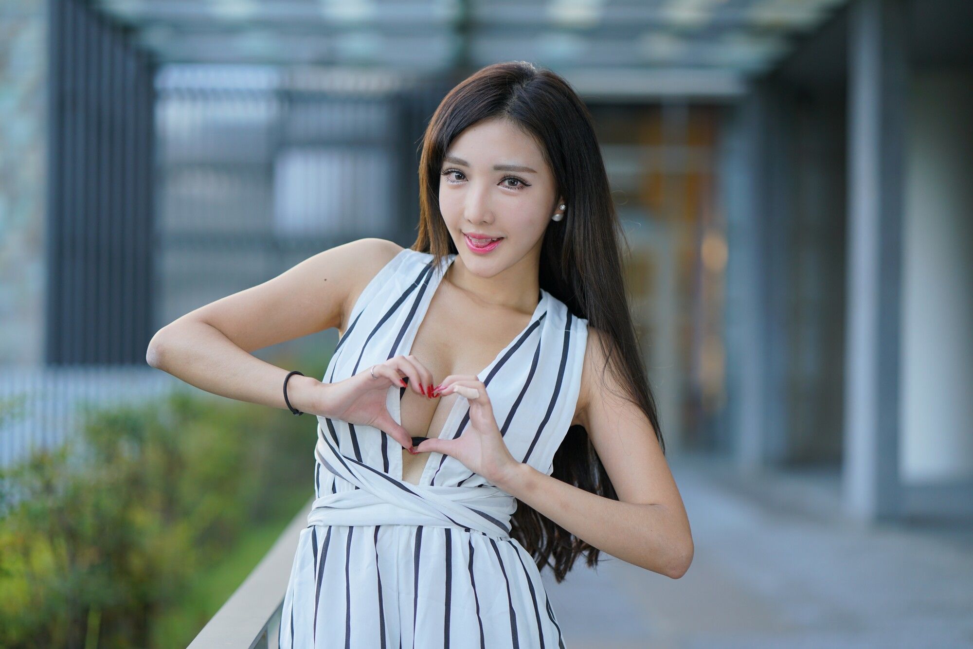 [台湾正妹] 赵芸Syuan《台中美術館》性感街拍_第2张