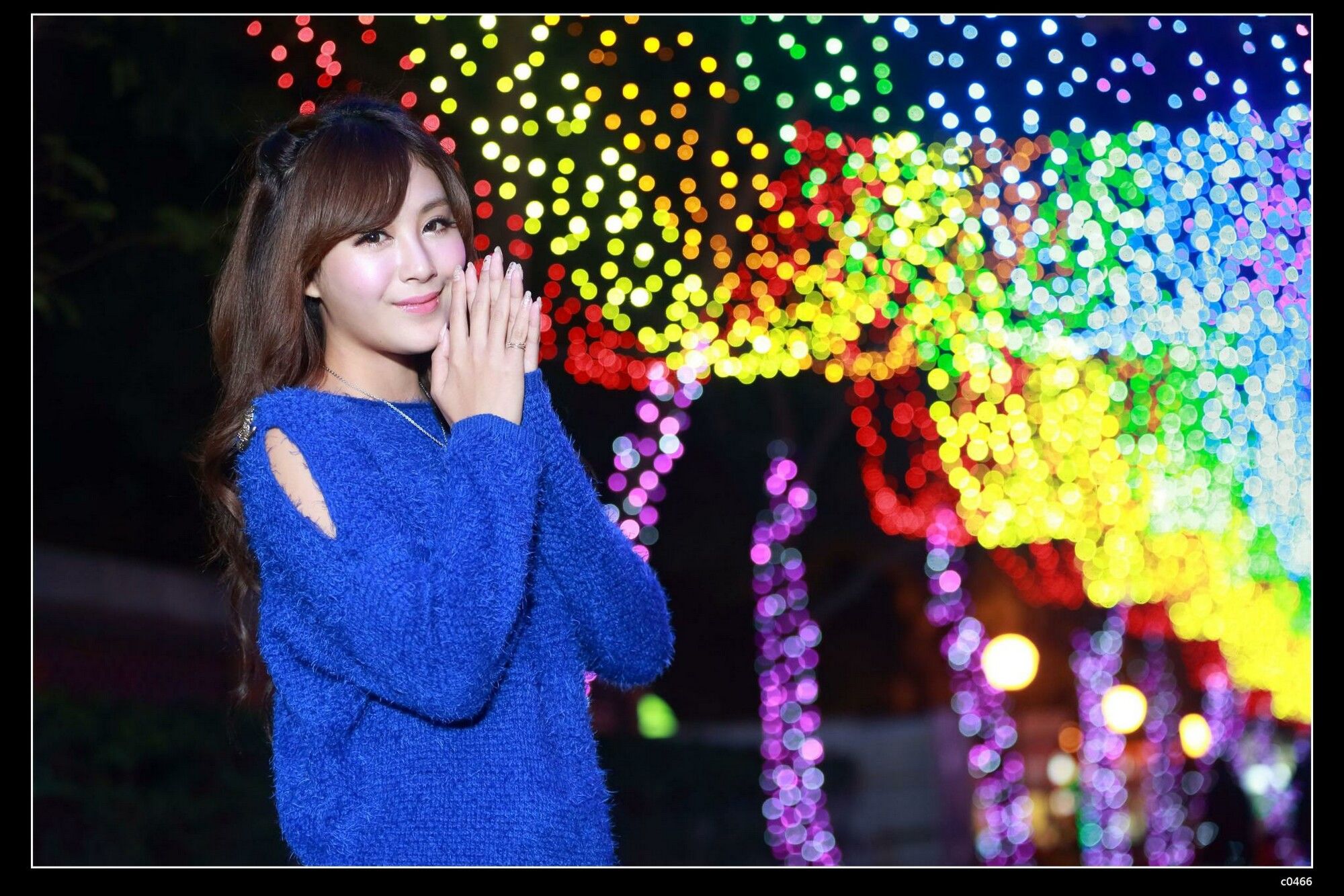 [台湾正妹] 夏晴Miso《圣诞夜黑丝街拍》_第1张