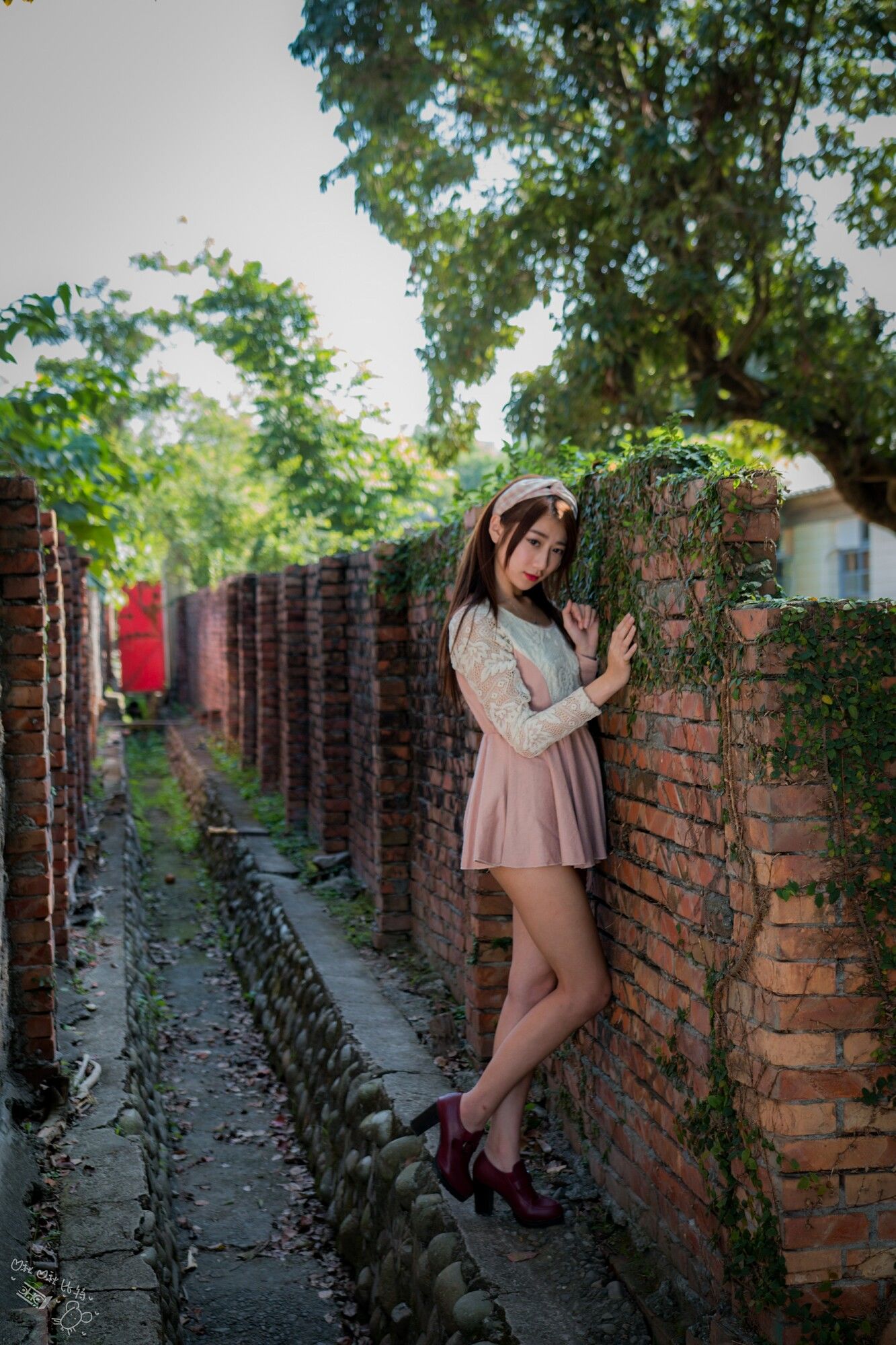 [台湾正妹] 啾比特(张嘉庭)《走光復新村甜美外拍短裙系列》_第2张