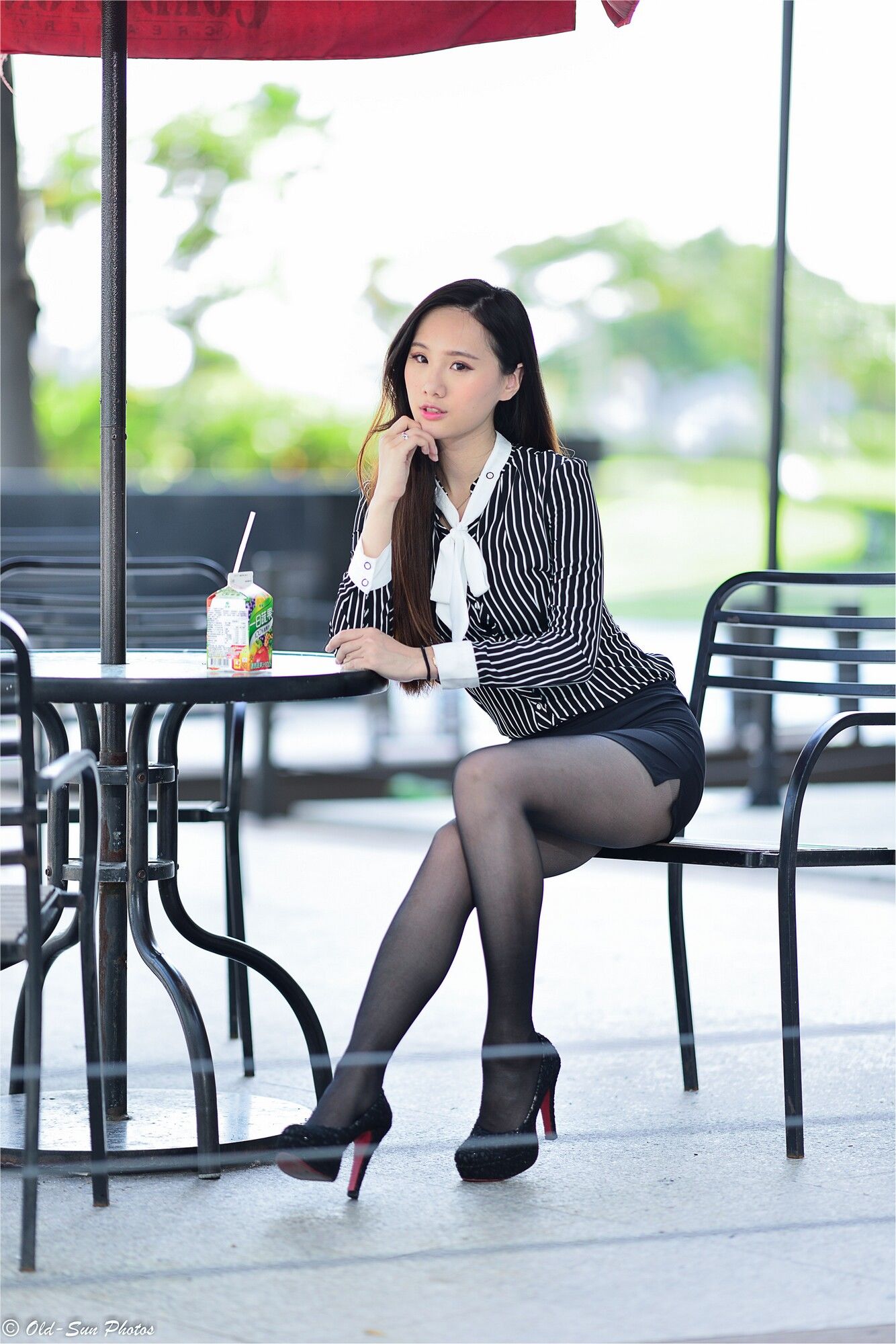 [台湾正妹] 张小米 - 黑丝OL女郎外拍_第4张