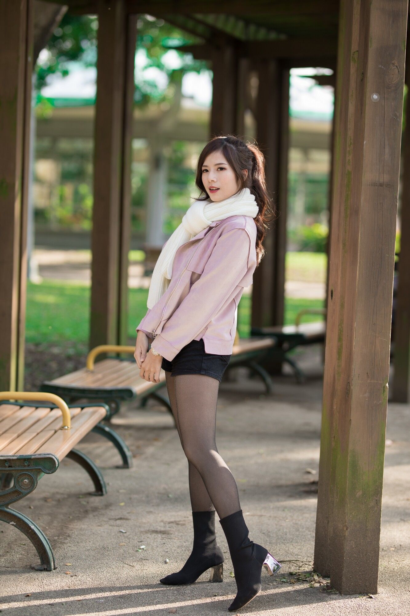 [台湾正妹] 方唯真 - 3套服装黑丝街拍_第5张