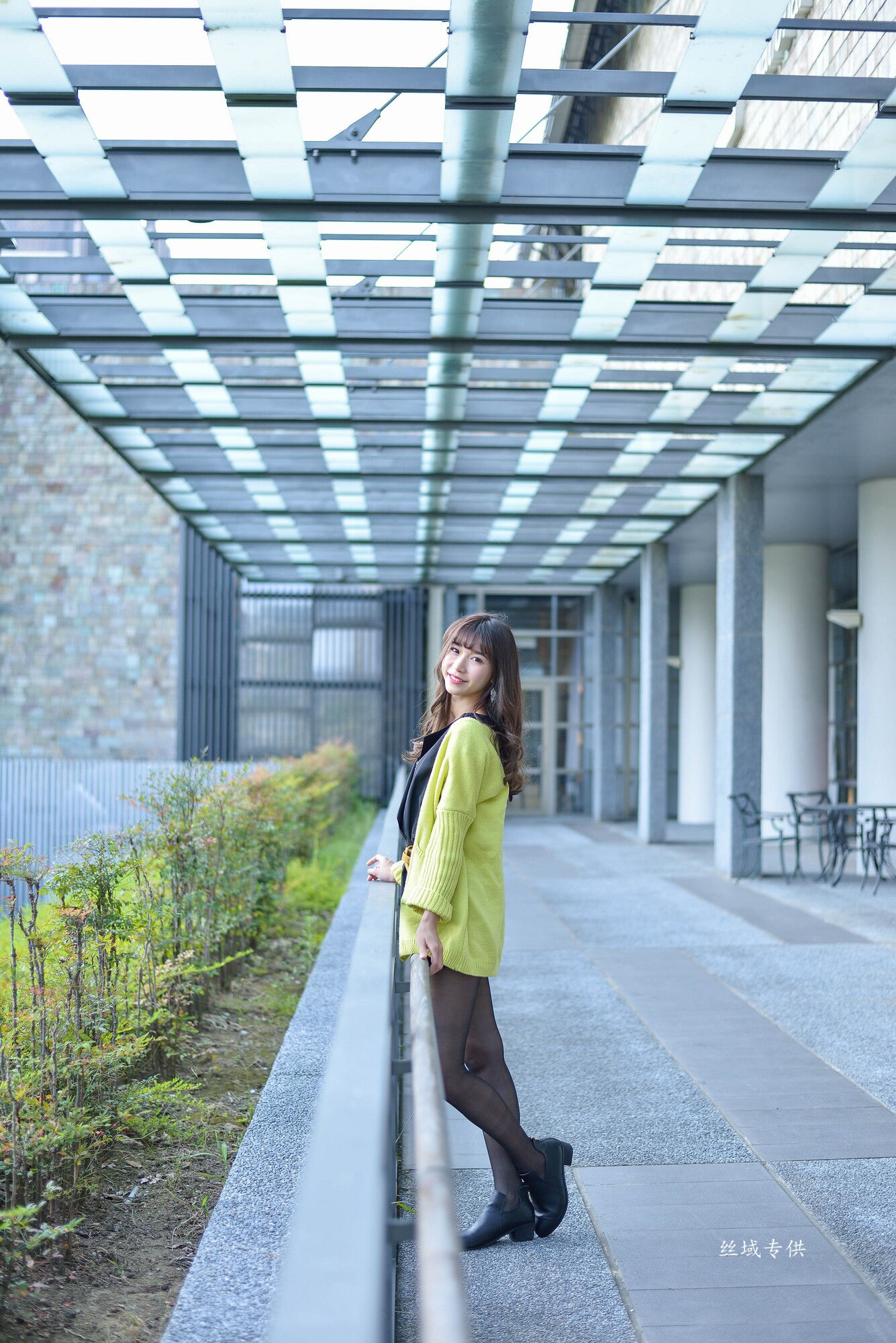 [台湾正妹] 題題 國美館.時裝 黑丝街拍_第2张