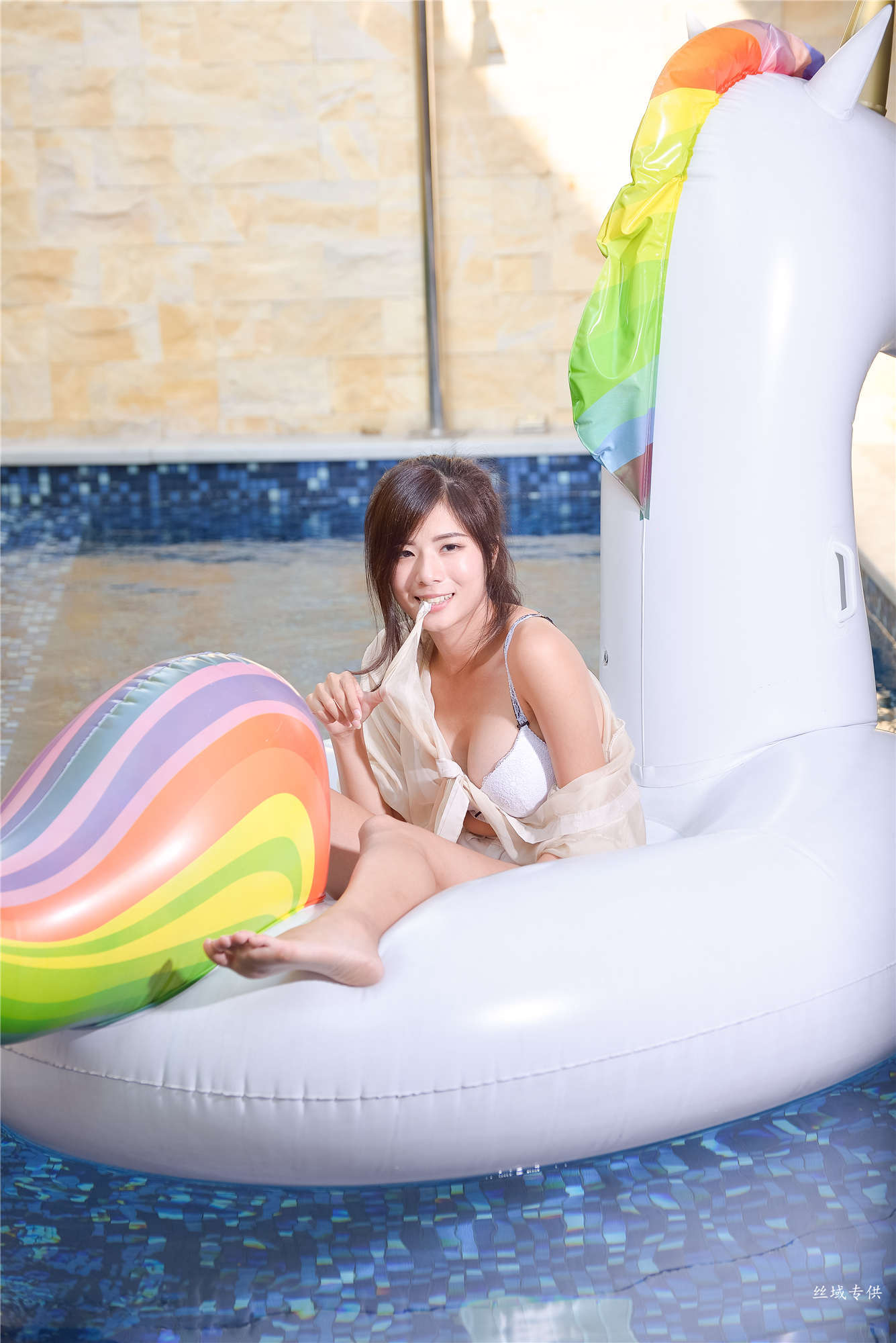 [台湾正妹] 方唯真 性感.芭蕾城市渡假旅店 床拍_第4张