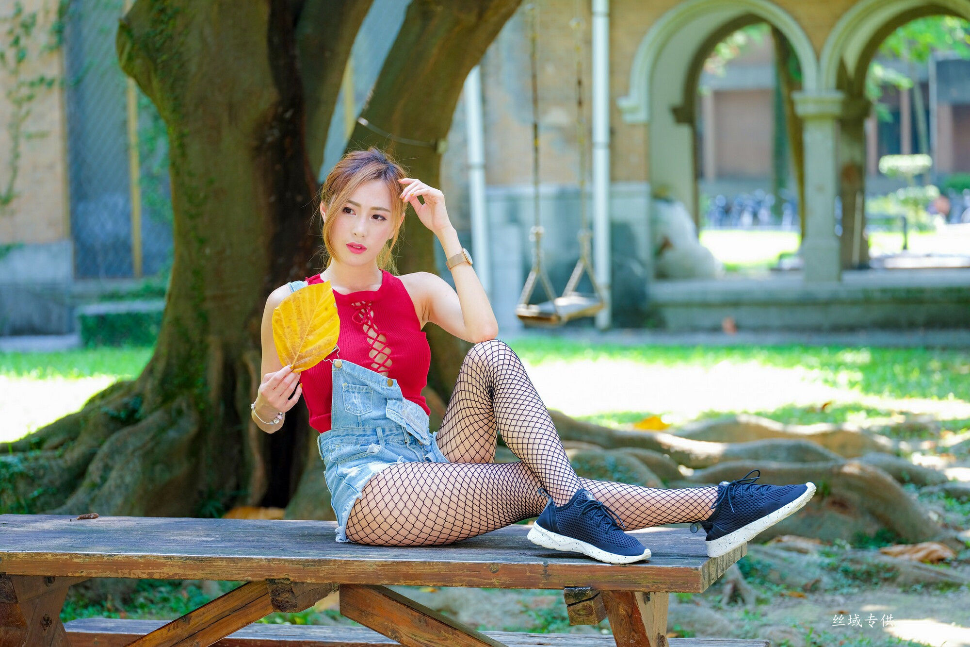 [台湾正妹] 黄艾比 外拍服装（网袜）_第3张