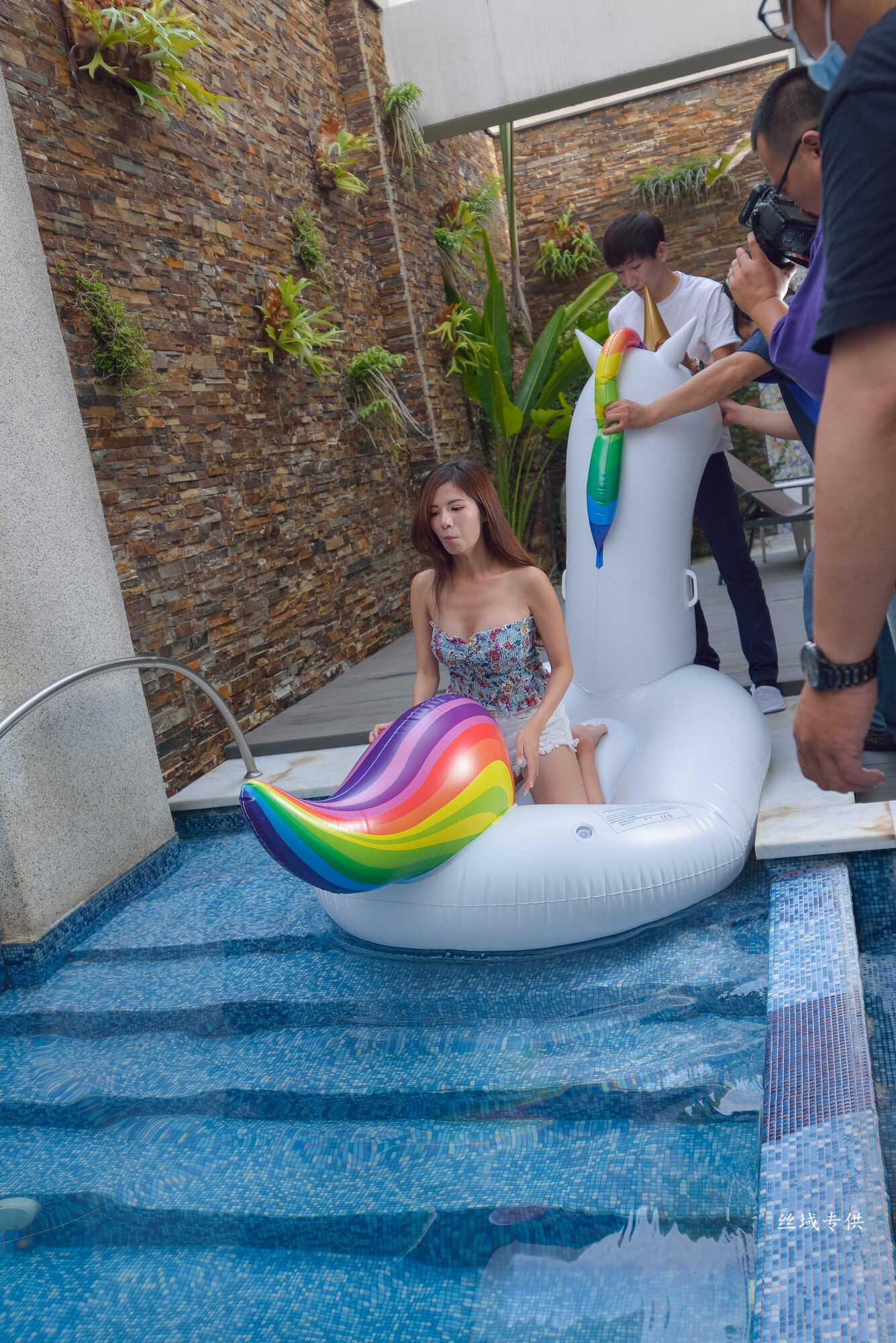 [台湾正妹] 方唯真 芭蕾.性感旅拍 浴室_第1张