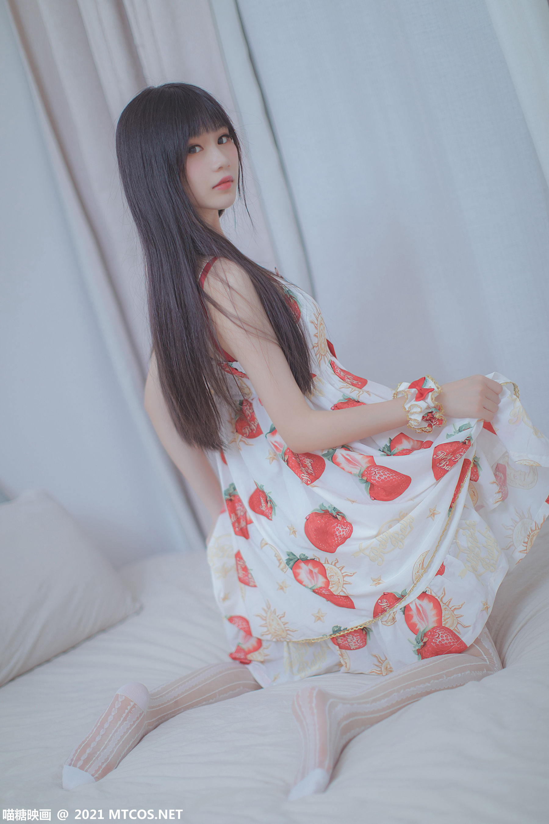 [喵糖映画] VOL.407 鳗鱼霏儿 草莓小裙子_第1张