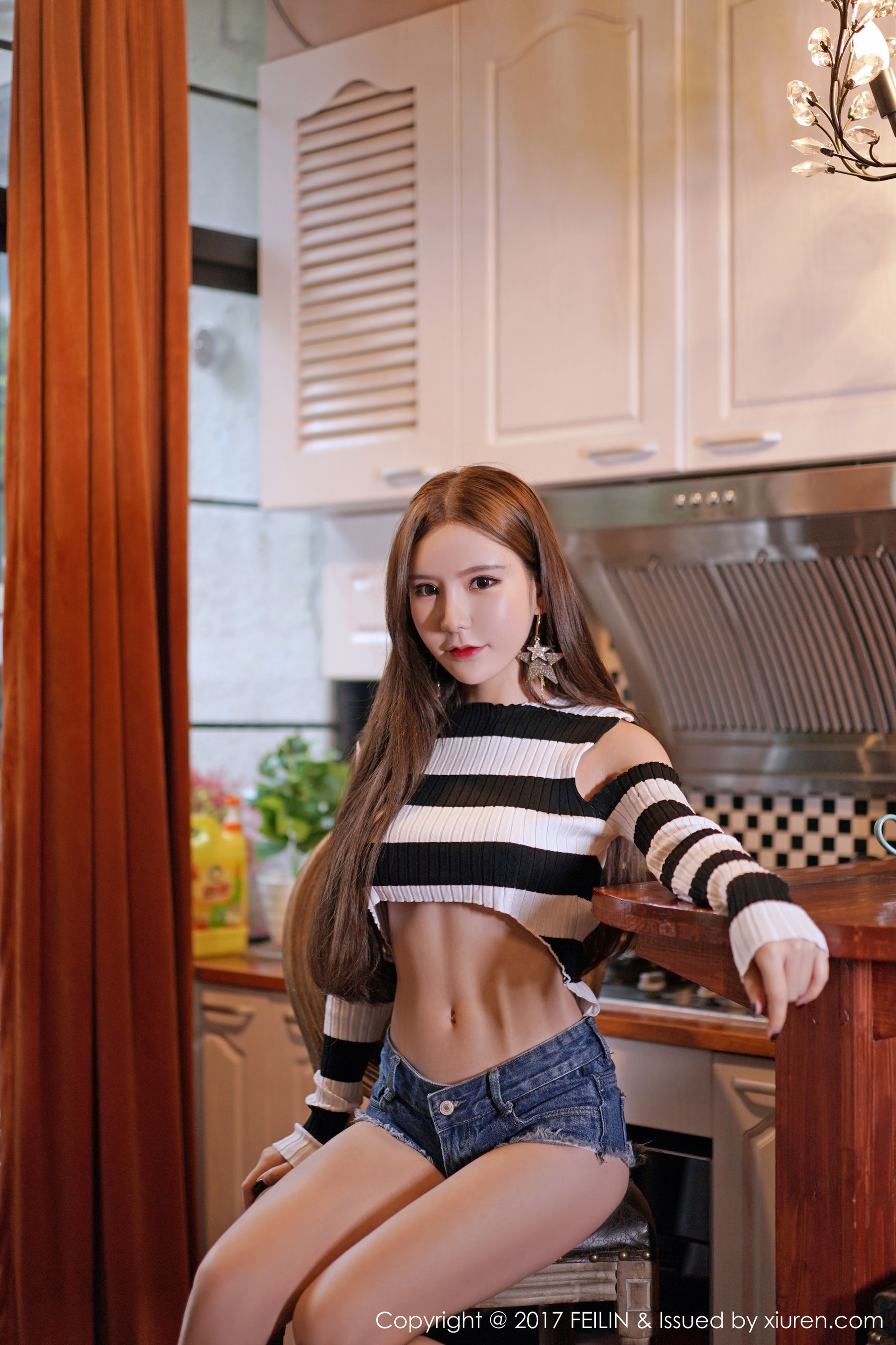 周于希dummy《牛仔短裤情趣毛衣，高跟鞋配银色吊带》 [嗲囡囡FEILIN] Vol.113_第1张