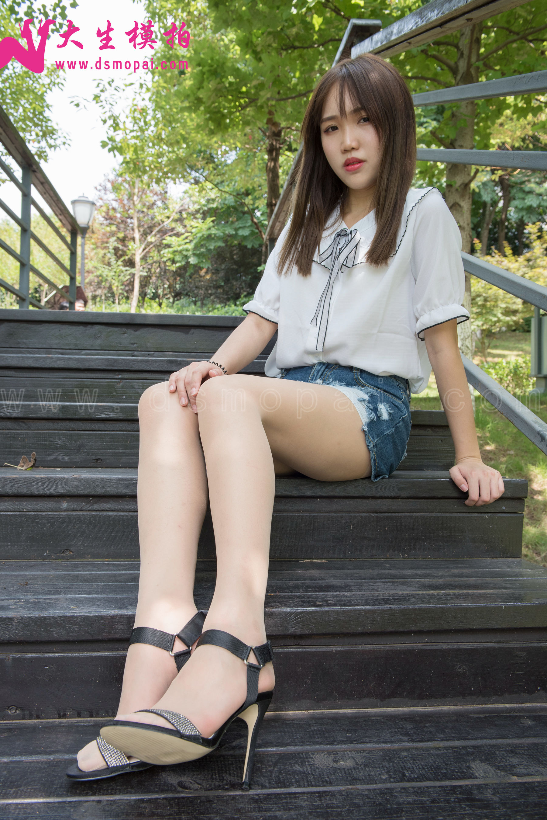 [大生模拍] No.137 婉菱 公园里的短裙肉丝_第2张