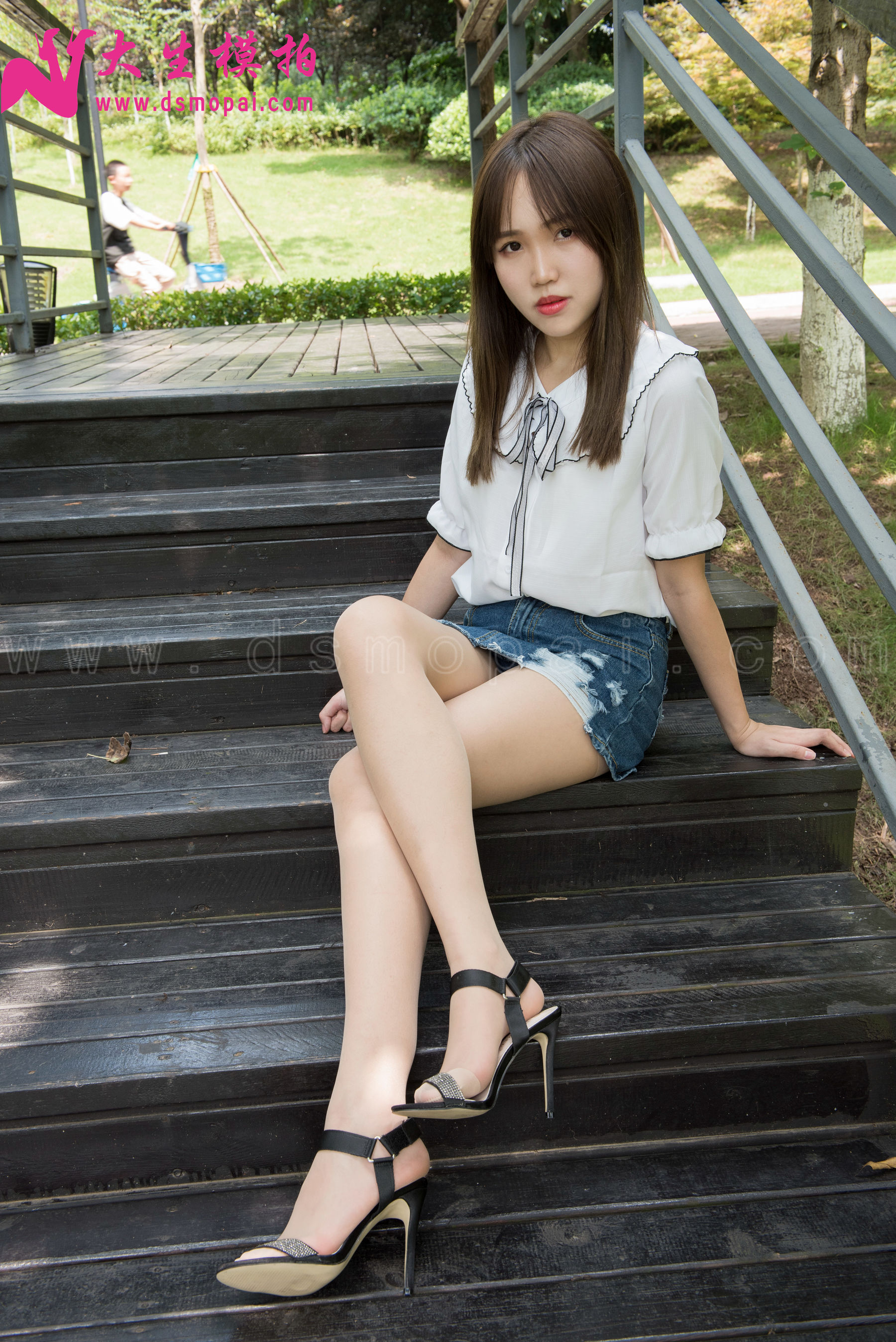 [大生模拍] No.137 婉菱 公园里的短裙肉丝_第5张