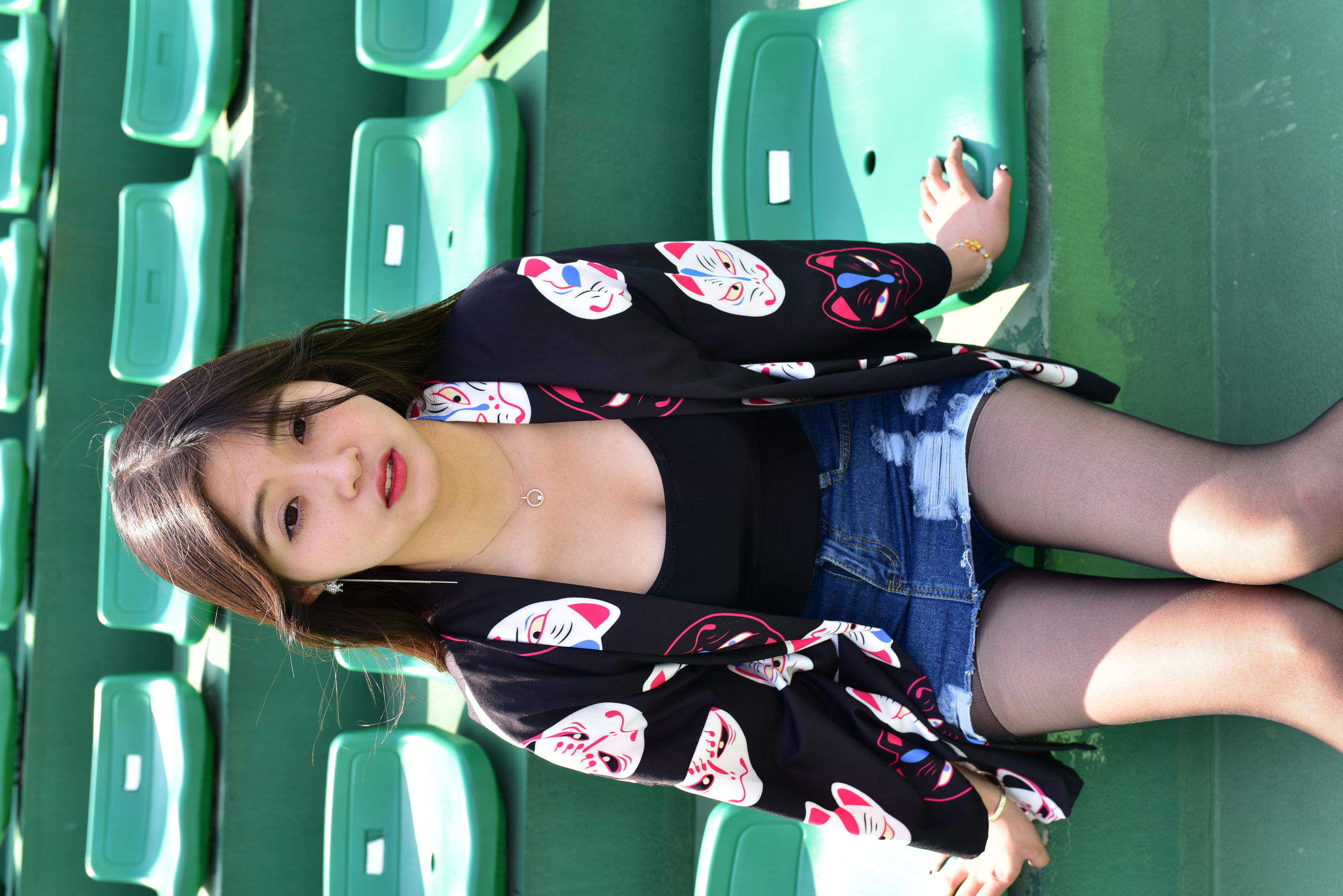 [大生模拍] No.248 操场牛仔裙黑丝_第3张