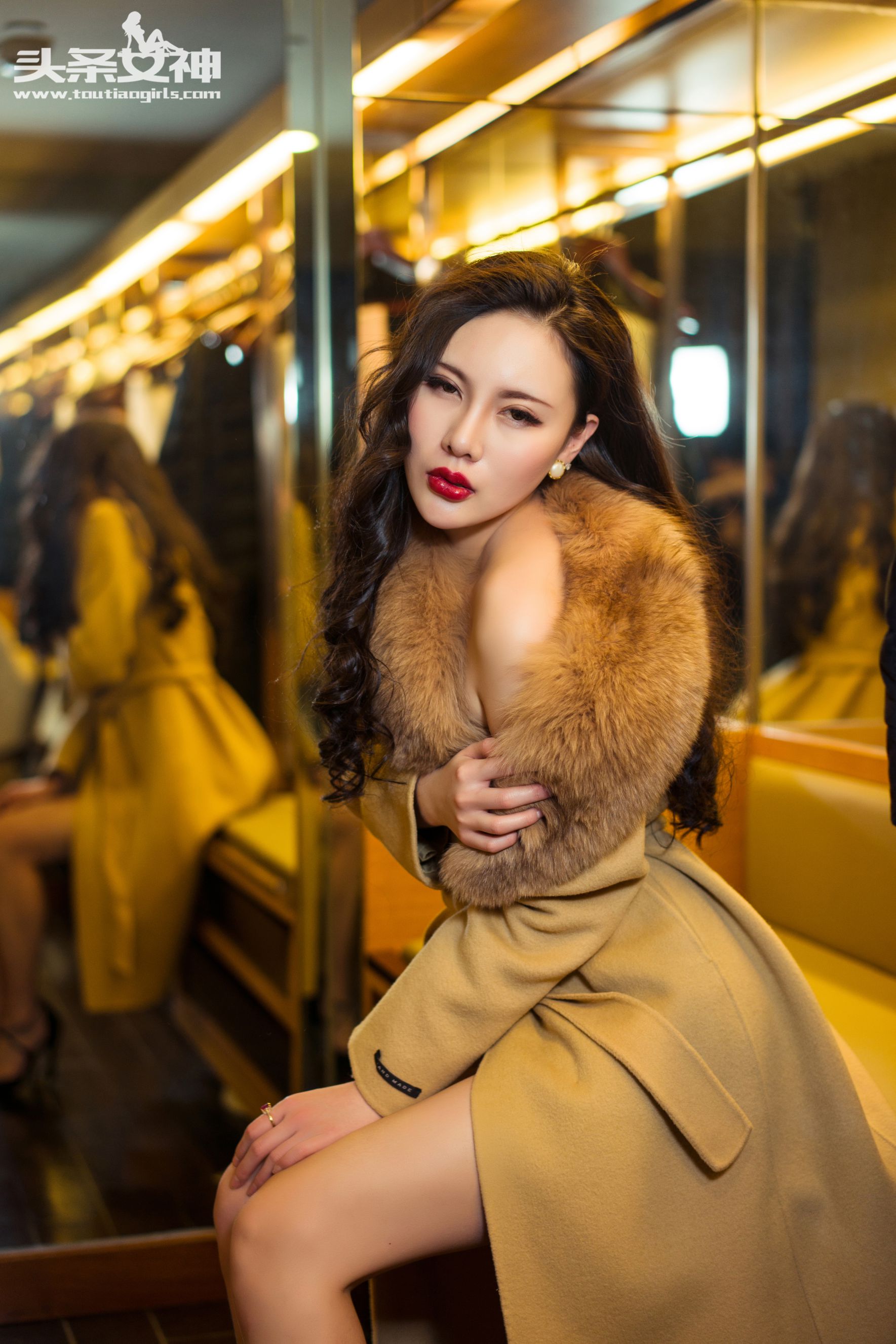 米娅《妖冶美艳OL》 [头条女神]_第1张