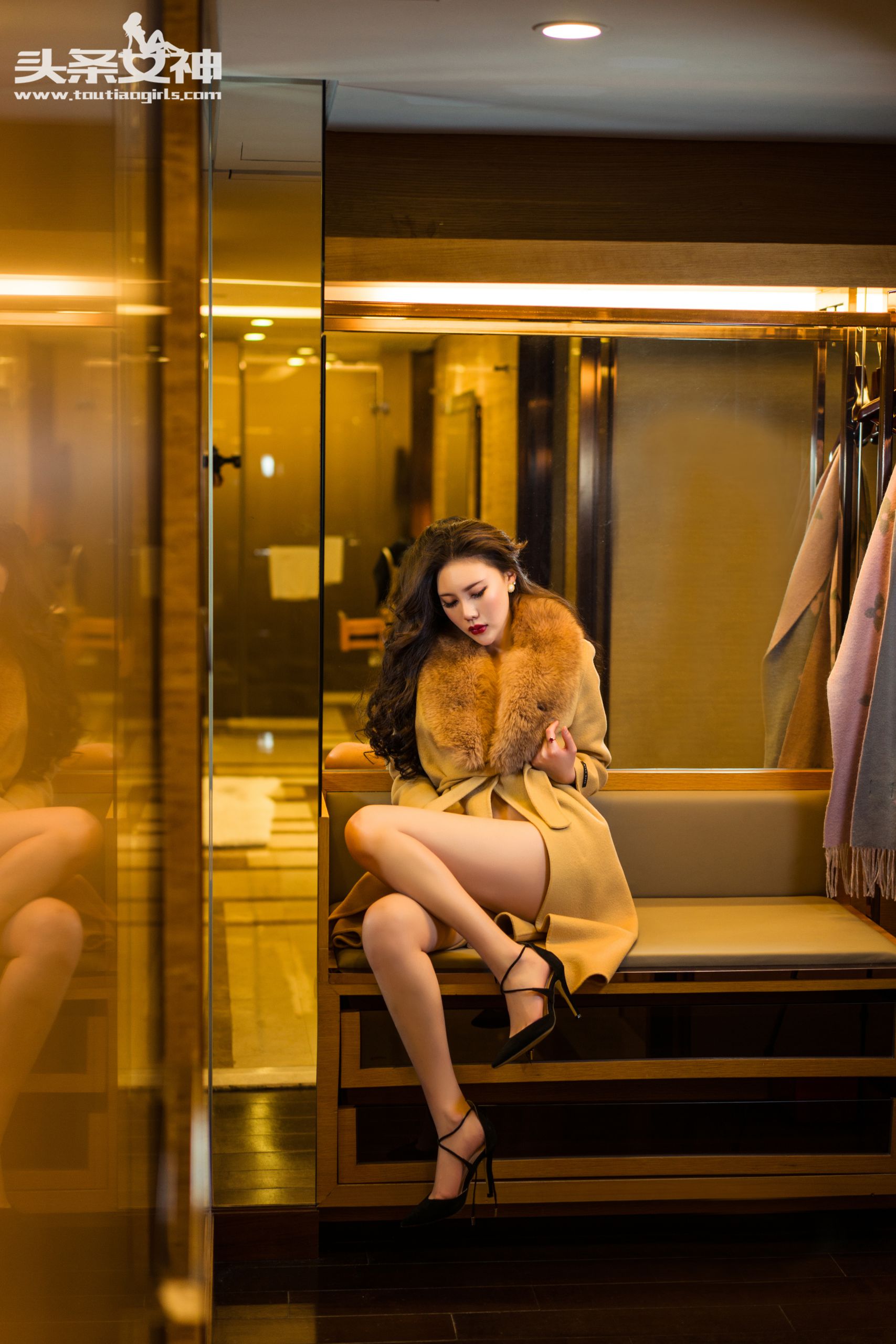 米娅《妖冶美艳OL》 [头条女神]_第4张