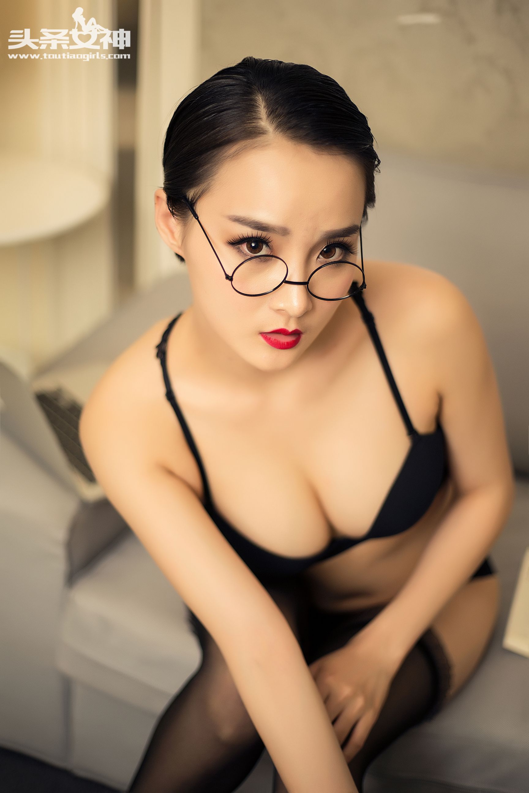 周夕爱《您DE黑丝小秘书》 [头条女神]_第3张