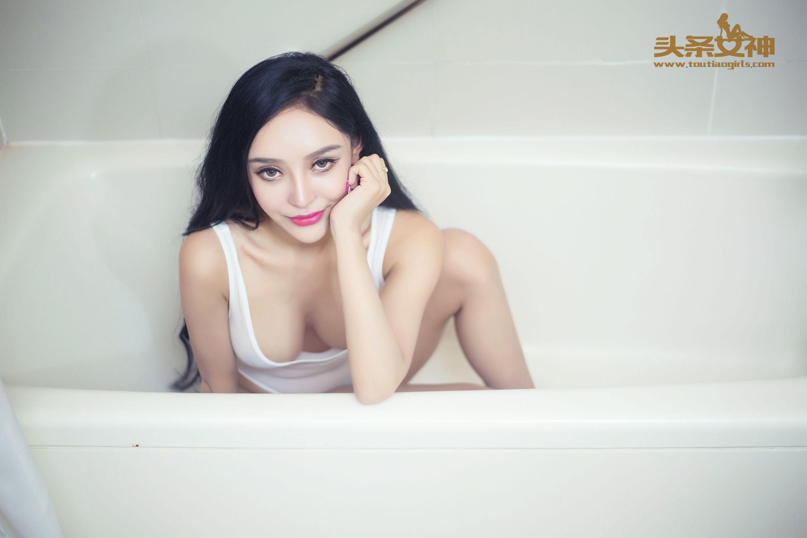 珞可可《极致湿身 白色比基尼》 [头条女神]_第2张