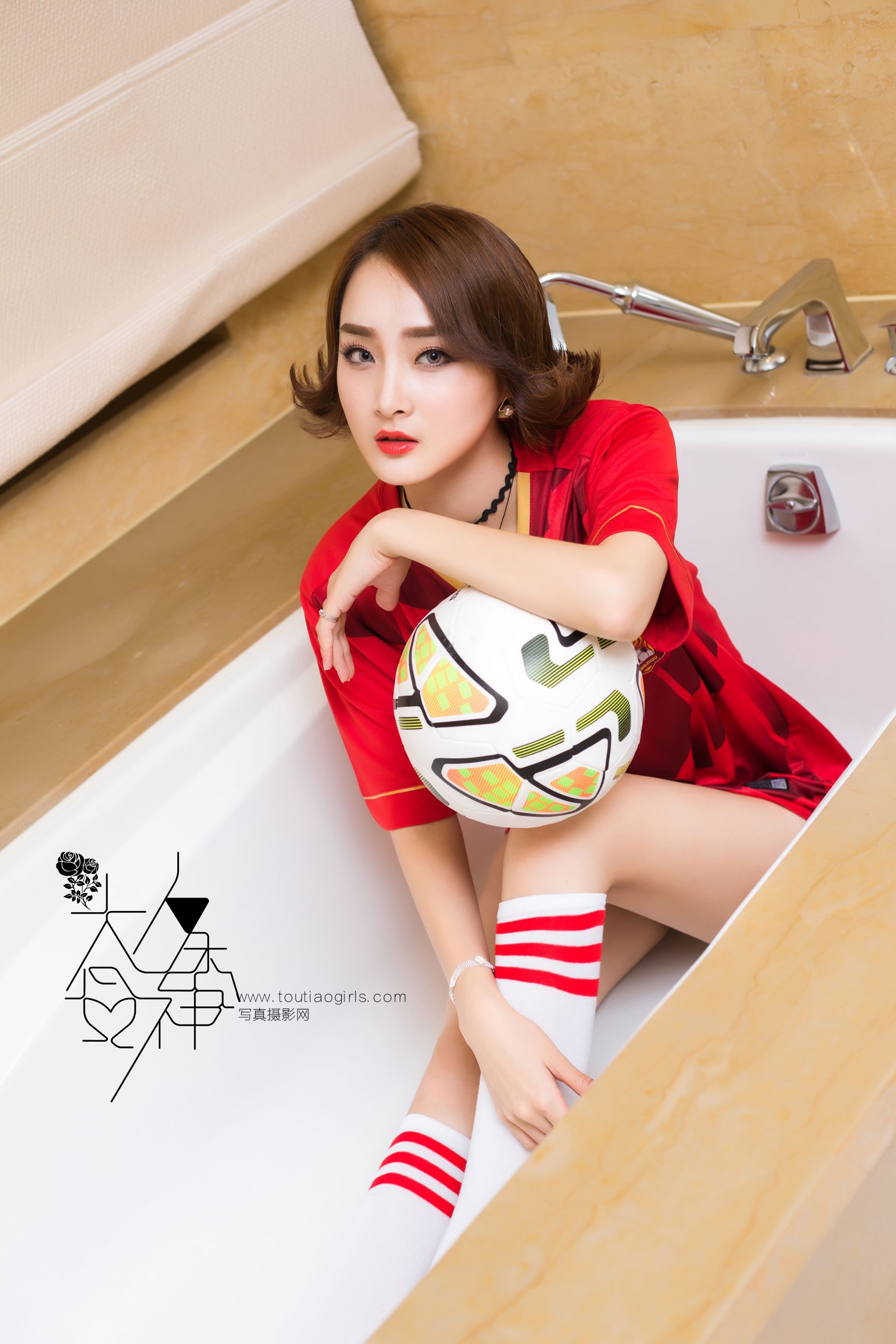 周夕爱《小红魔宝宝 致敬曼联》 [头条女神]_第4张