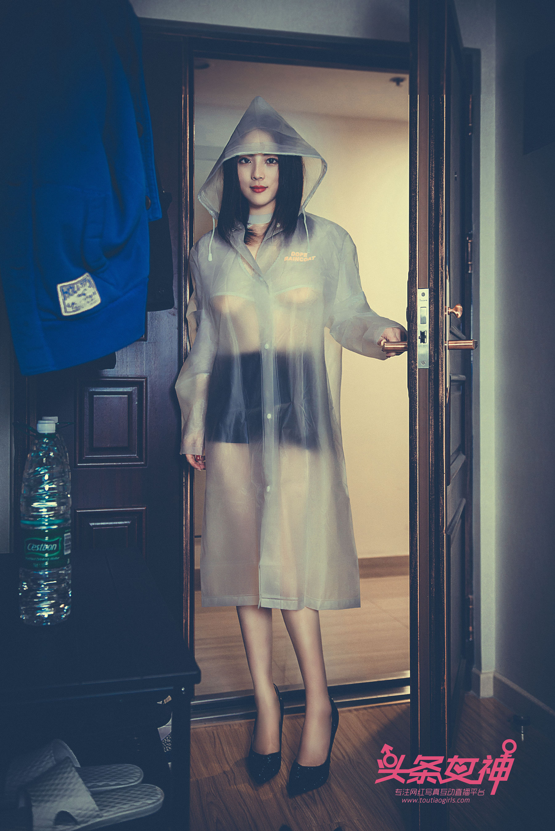 迪爱儿《雨衣修水》 [头条女神Toutiaogirls]_第1张