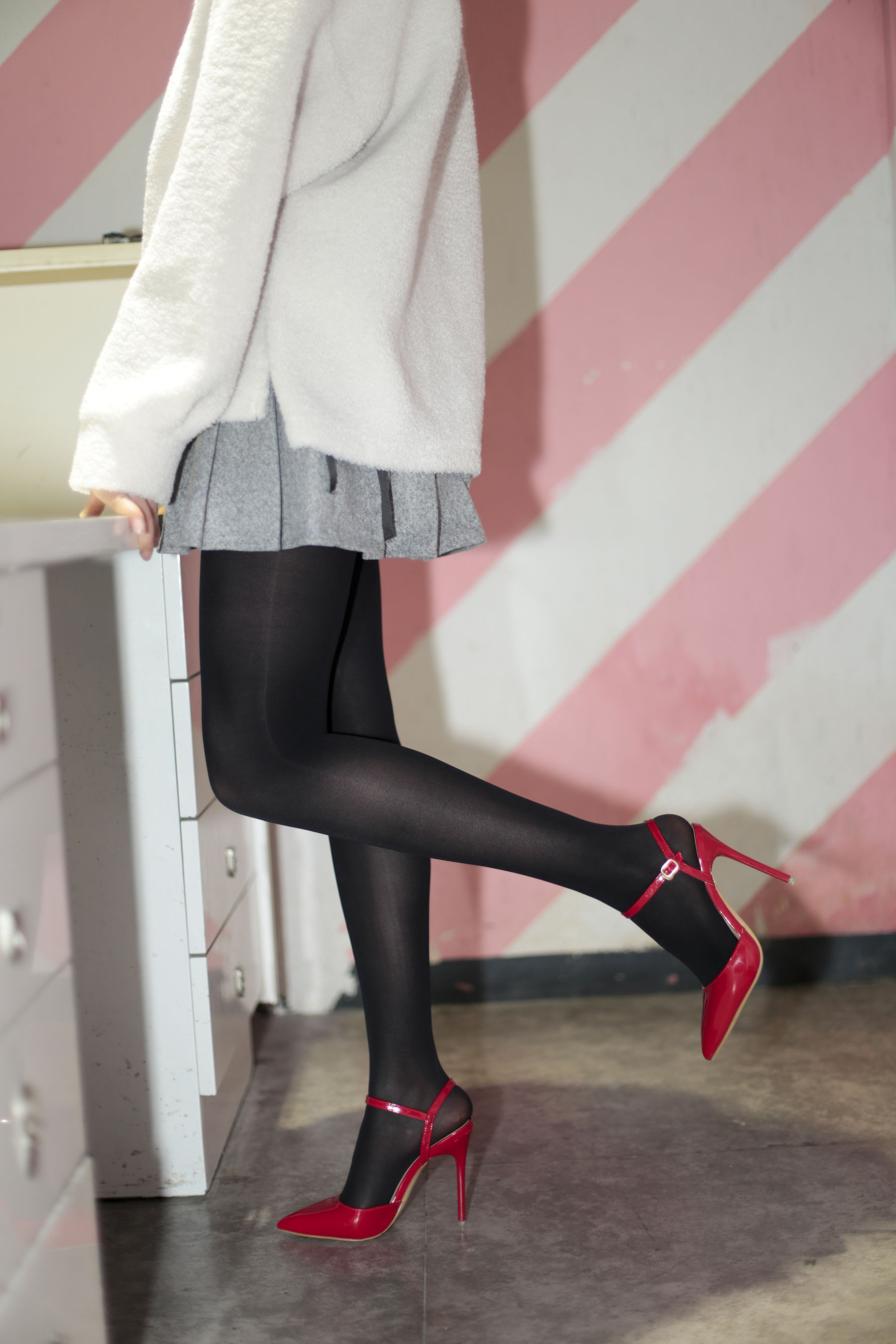 [奈丝] NO.077 猫璃 纯黑的丝 正红的鞋_第2张