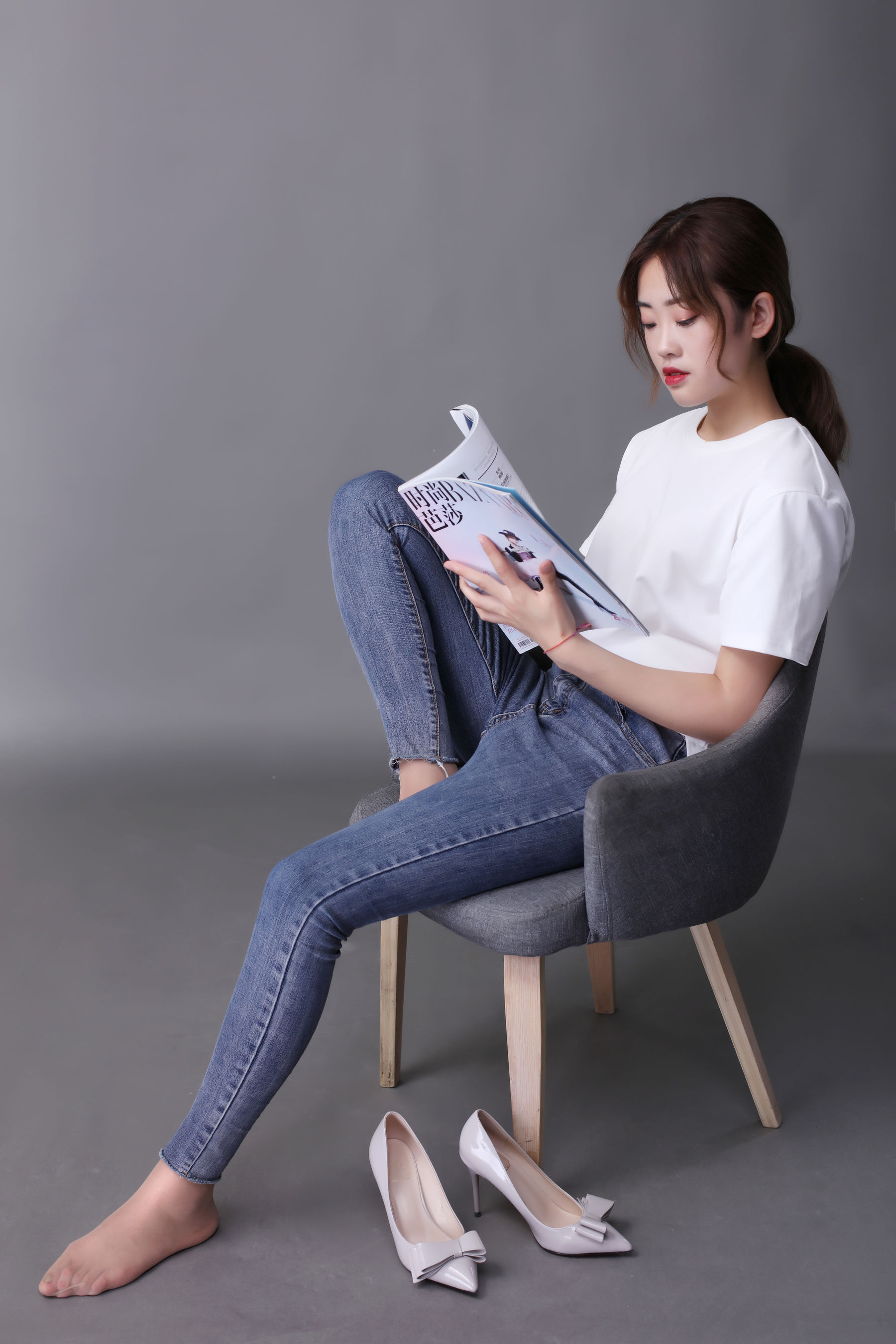 [奈丝] NO.127 可乐 白T牛仔裤里的丝袜_第1张