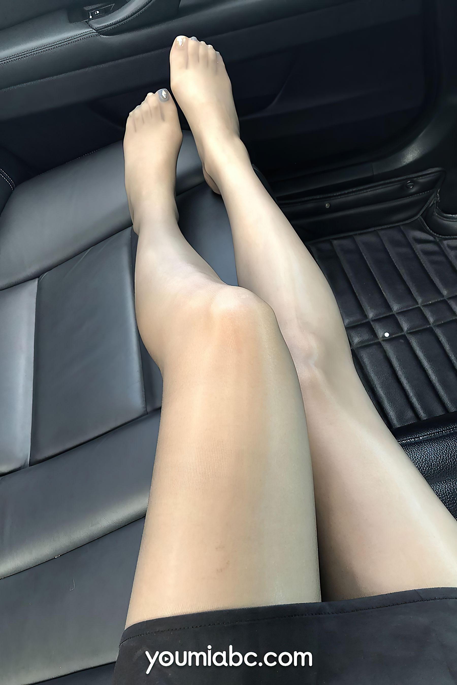 [尤蜜YouMiabc]  抖娘利世 丝袜控_第3张