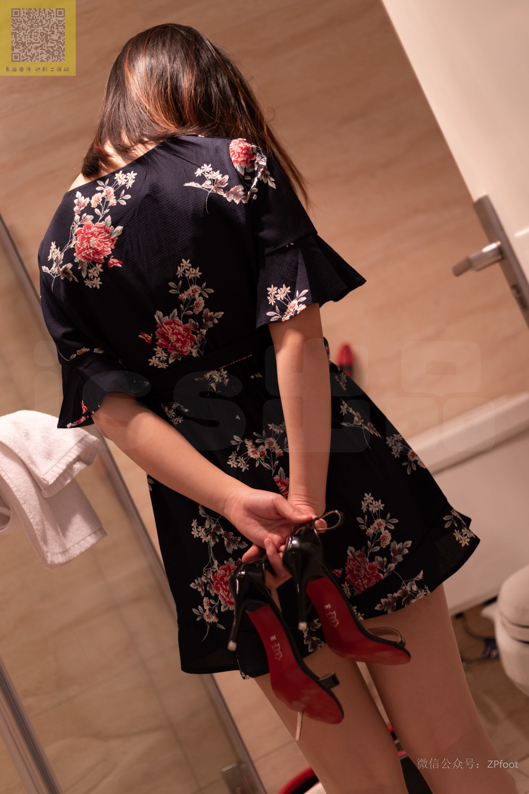 [LSS山茶摄影] NO.297 小辛的肉丝碎花裙_第1张