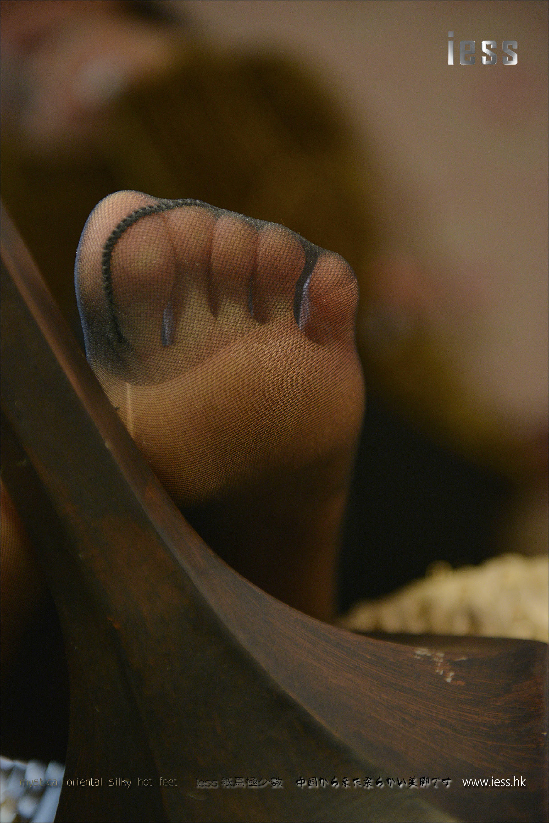 丝足便当063 小夕 《台灯下的短丝袜》[IESS异思趣向]_第4张