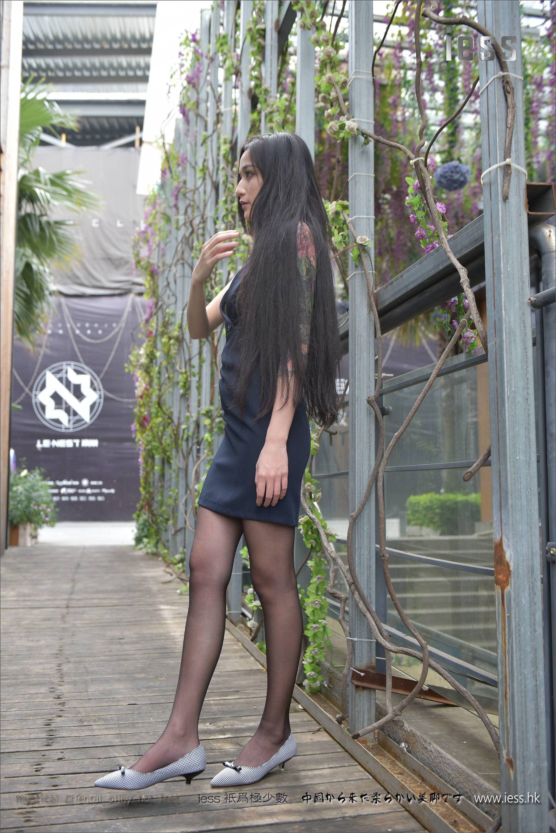 丝足便当110 潇潇 《户外黑丝平底鞋》[IESS异思趣向]_第1张